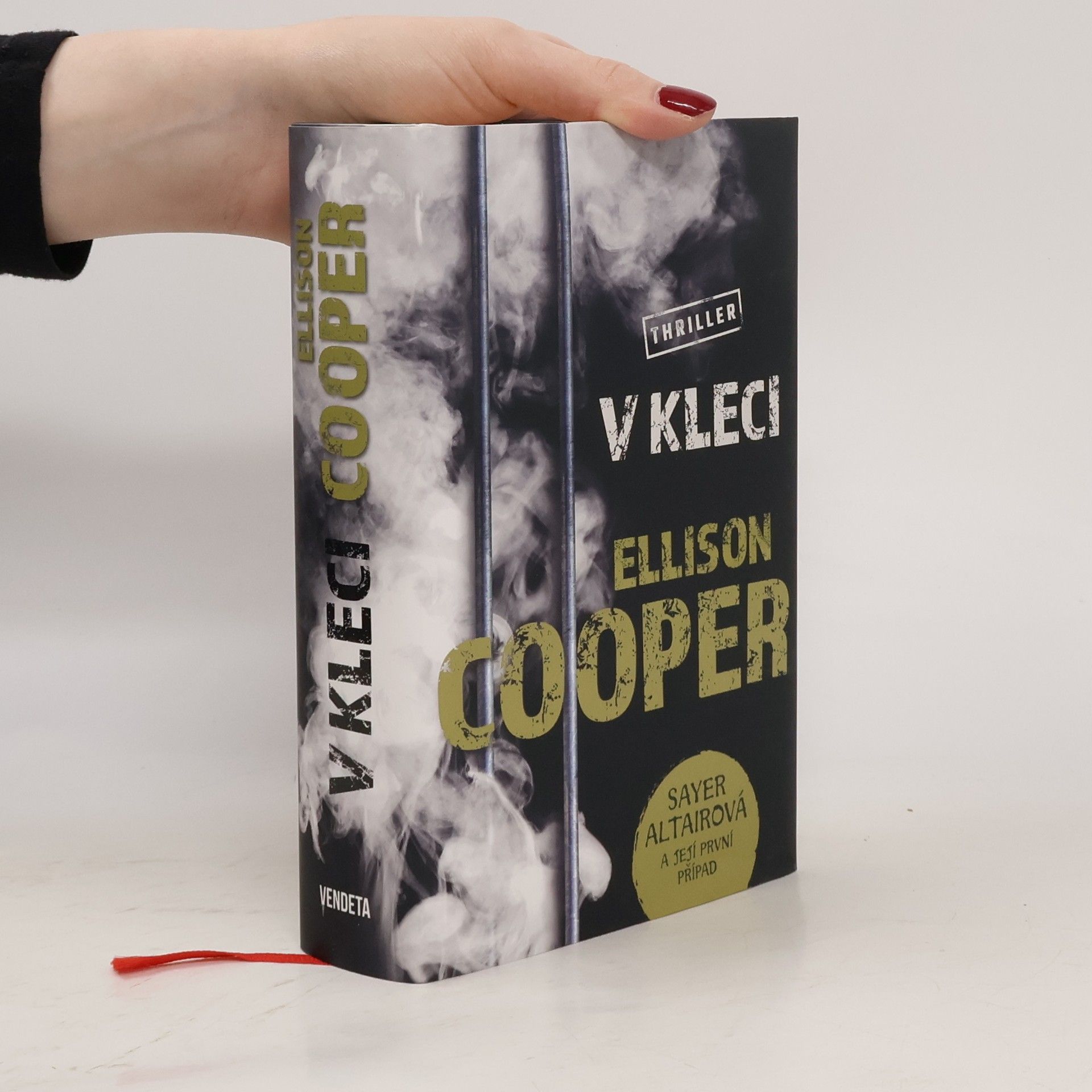 Ellison Cooper V kleci