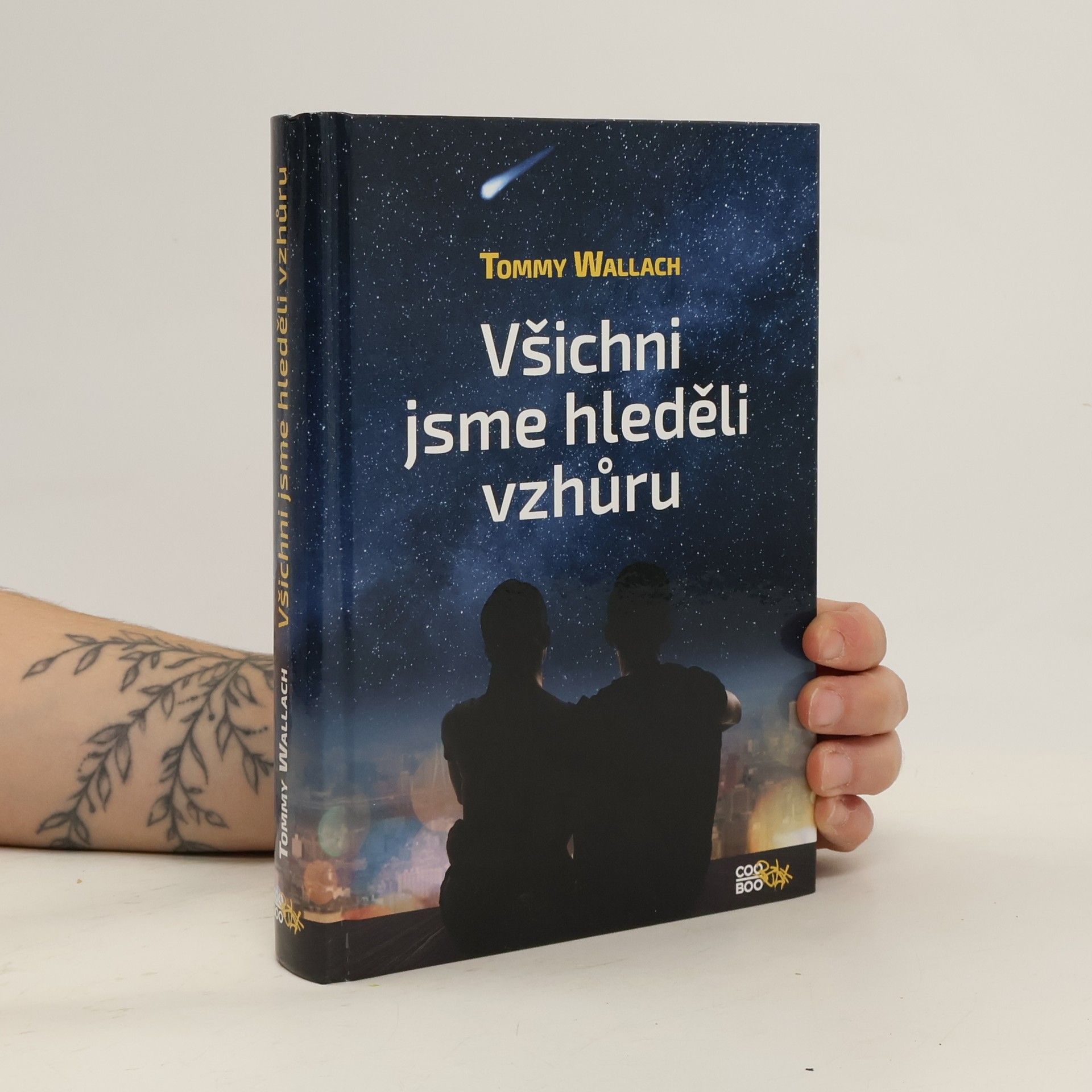 Tommy Wallach Všichni jsme hleděli vzhůru