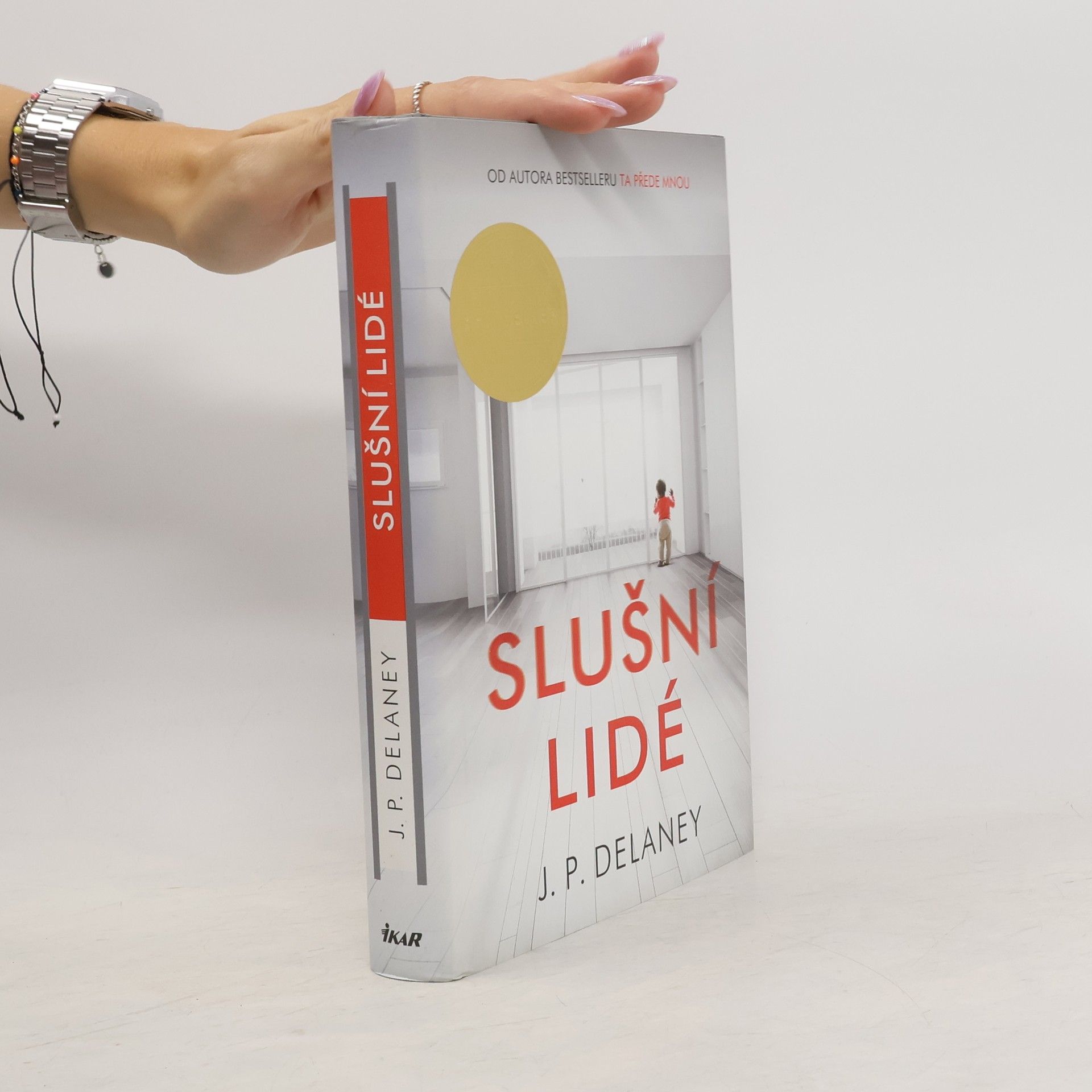 J. P. Delaney Slušní lidé