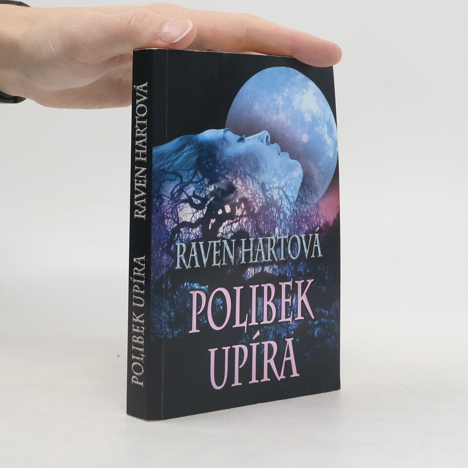 Raven Hart Polibek upíra
