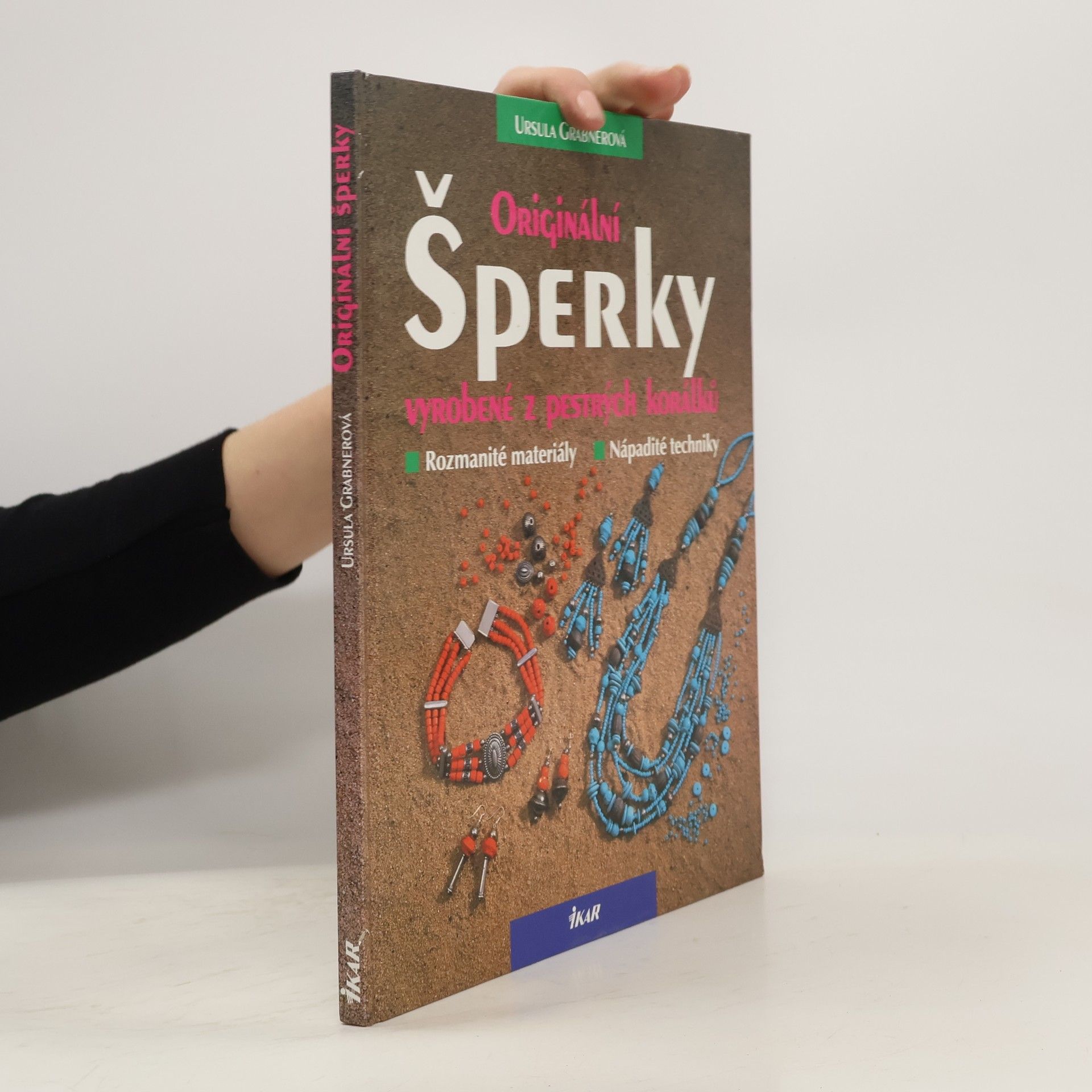 Originální šperky vyrobené z pestrých korálků.