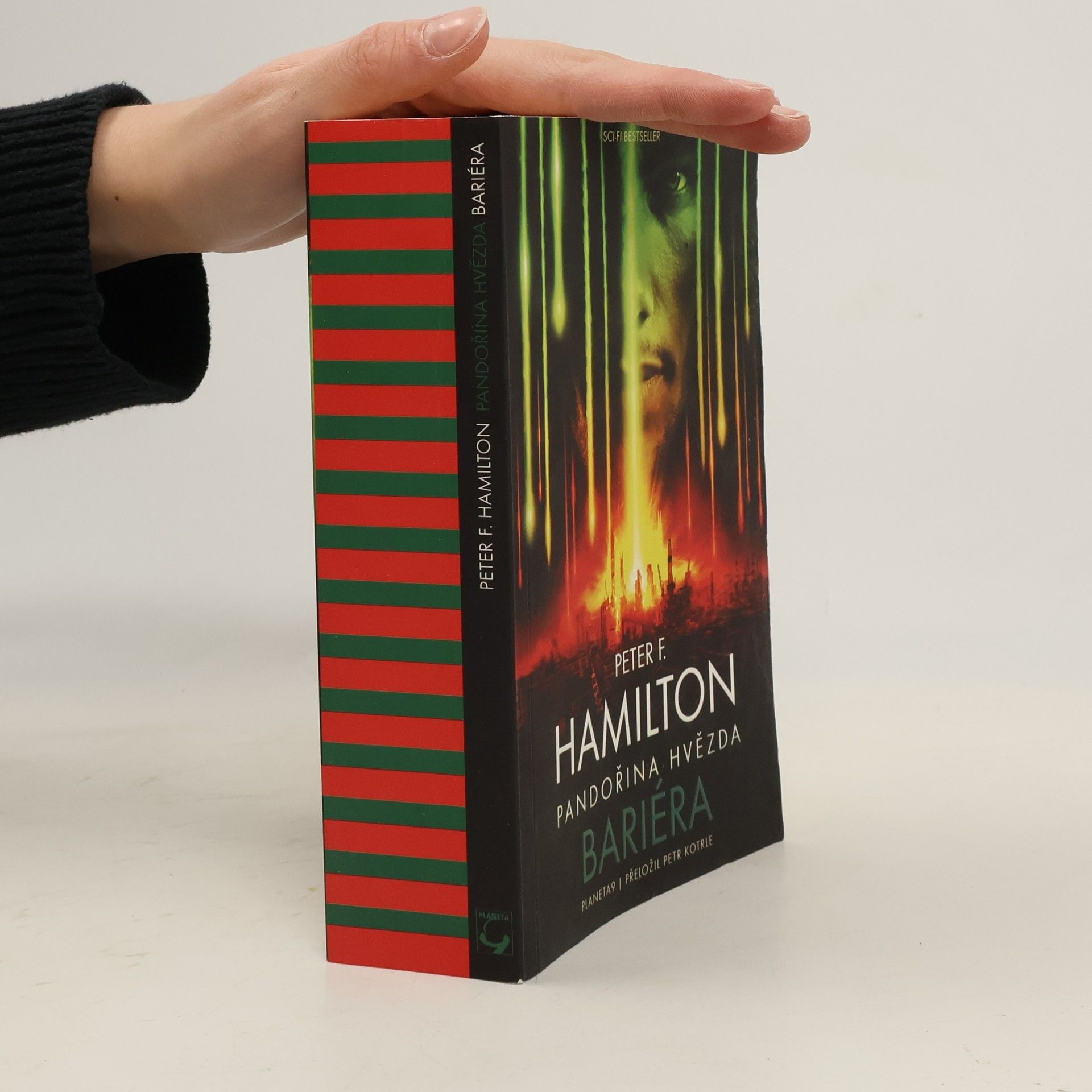 Sága Společenství 1. Pandořina hvězda - Bariéra