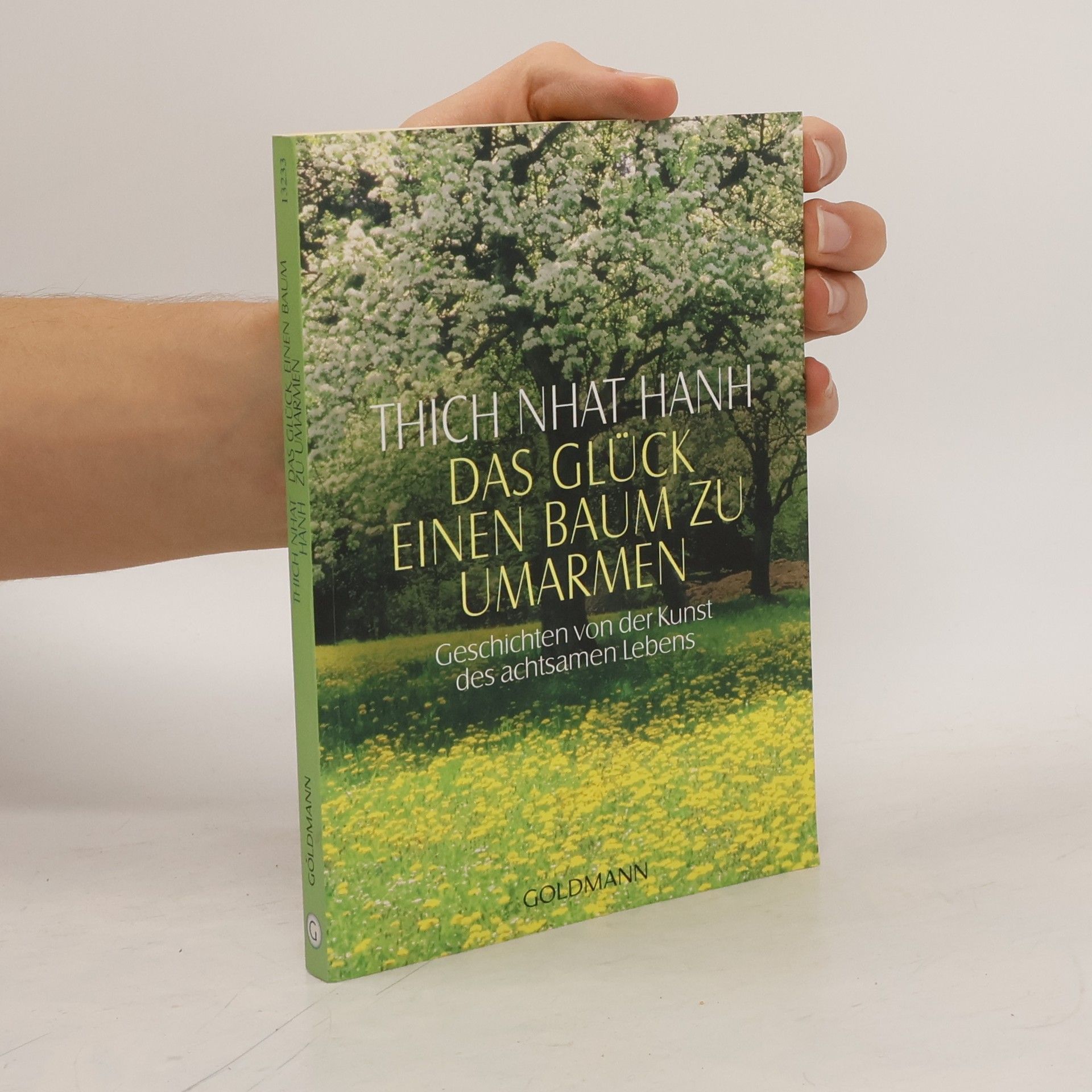 Hạnh Nhat Das Glück, einen Baum zu umarmen