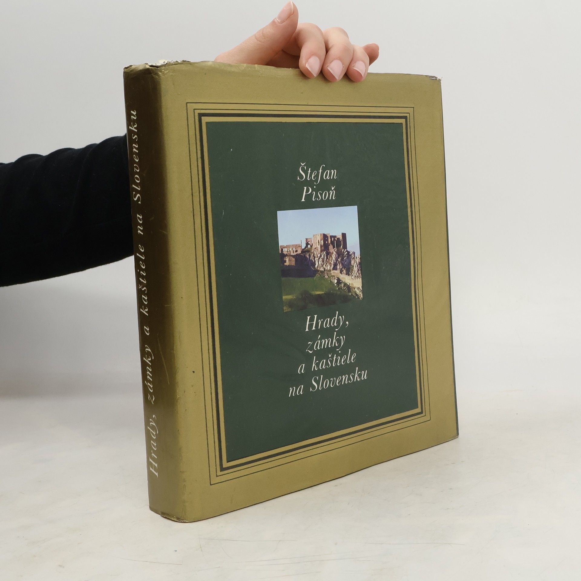 Štefan Pisoň Hrady, zámky a kaštiele na Slovensku
