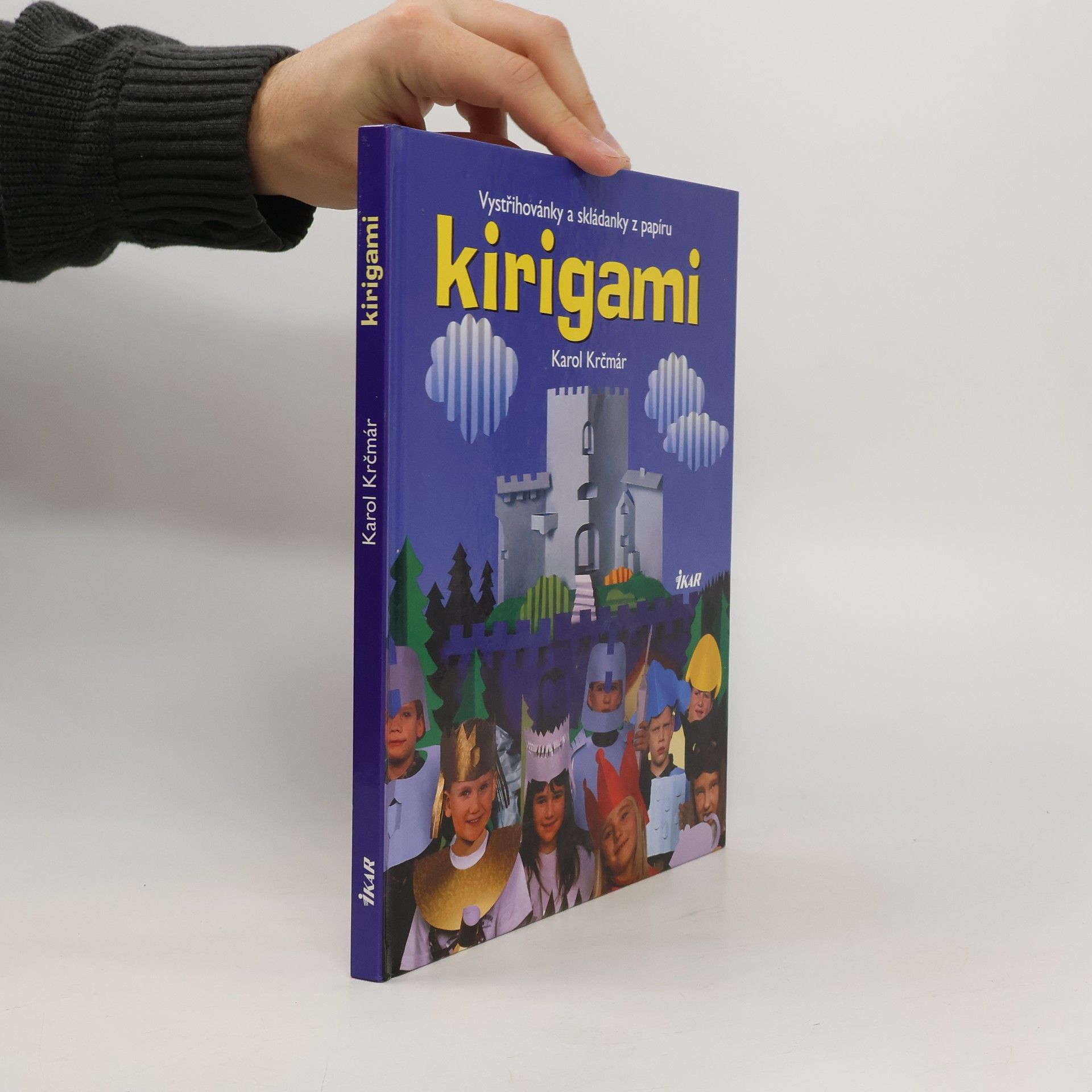 Karol Krčmár Kirigami. Vystřihovánky a skládanky - tvarování papíru stříháním a překládáním s návody, kresbami a fotografiemi