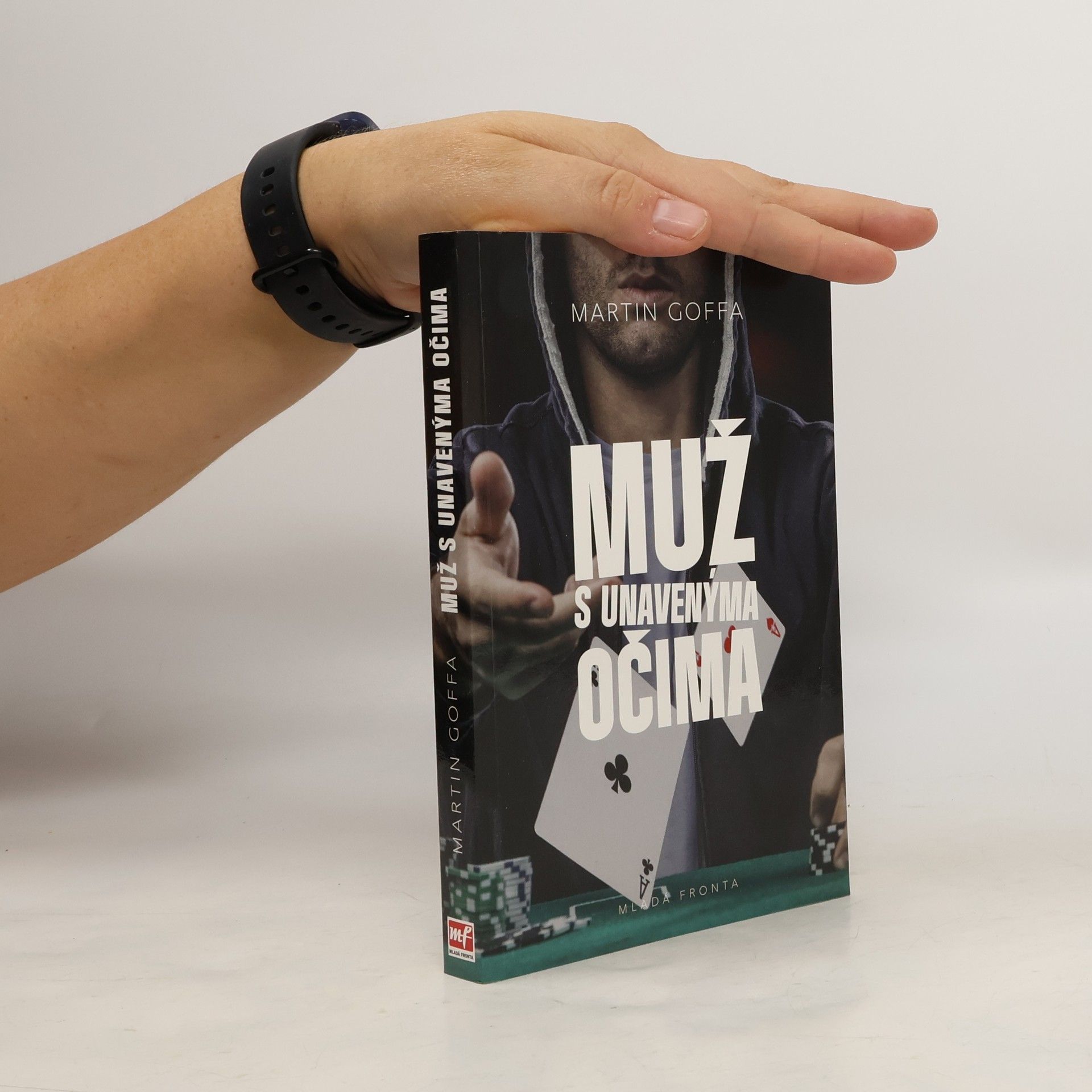 Muž s unavenýma očima