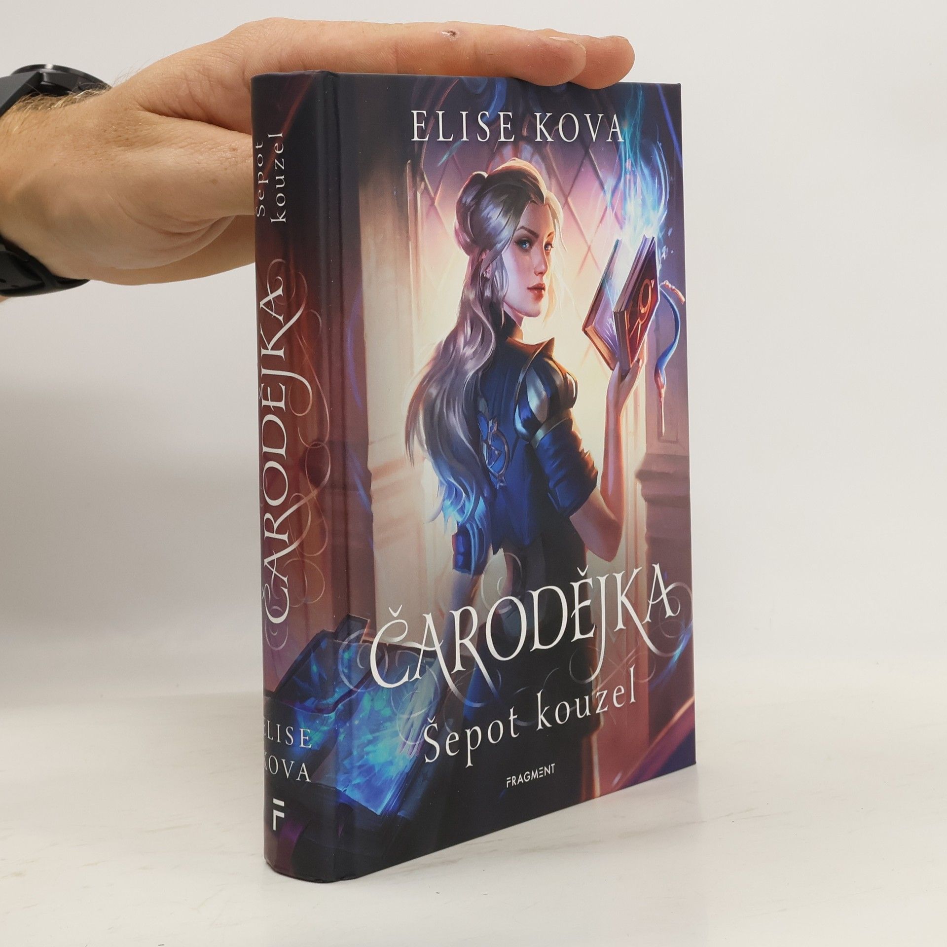 Elise Kova Čarodějka. Šepot kouzel
