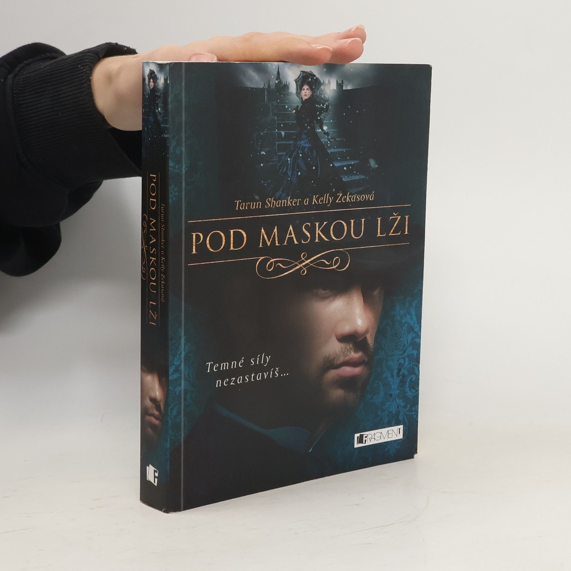 Kelly Zekas Pod maskou lži