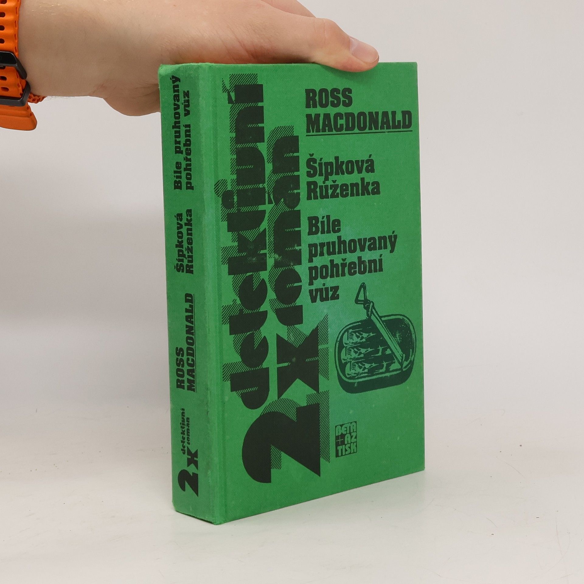 Ross Macdonald Šípková Růženka. Bíle pruhovaný pohřební vůz