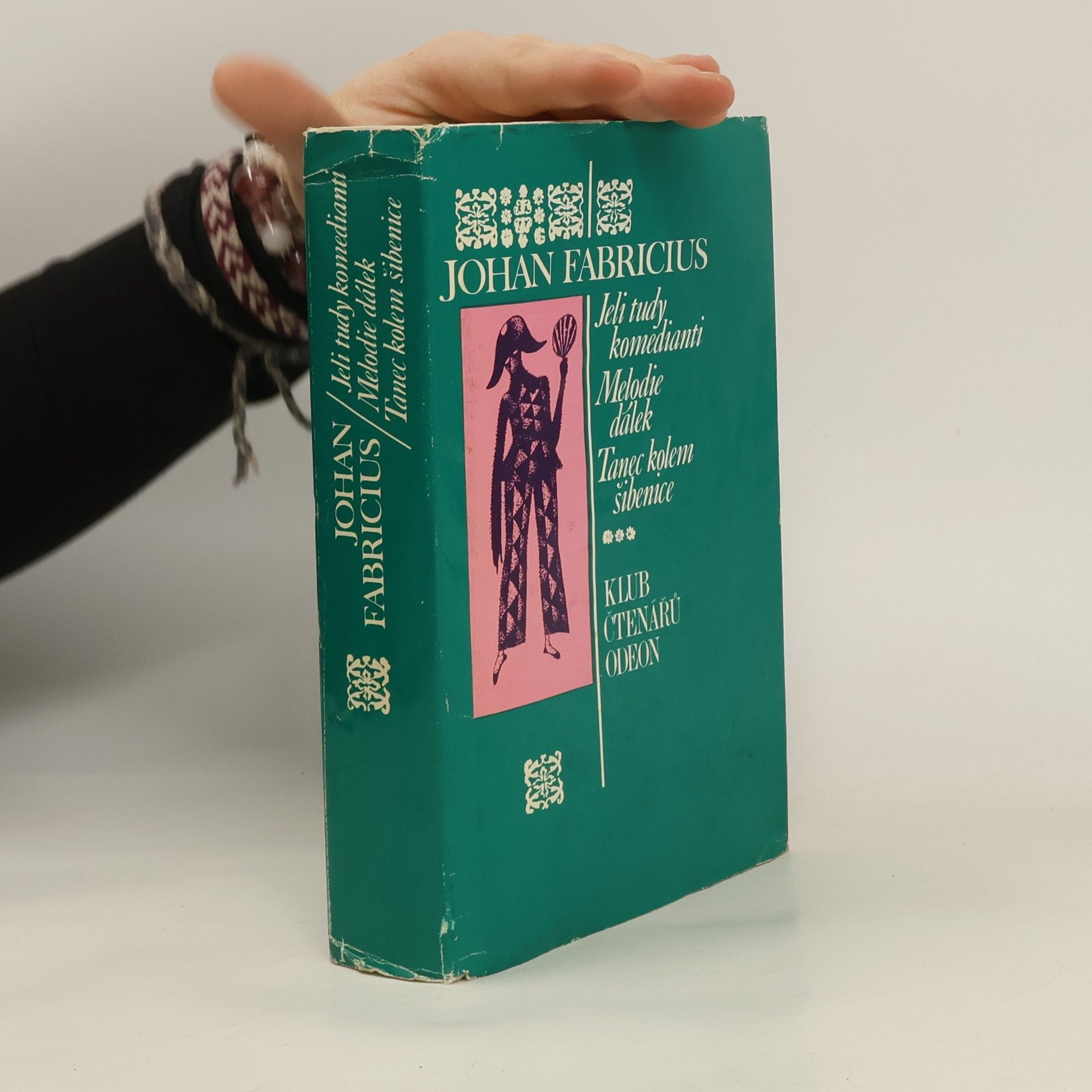 Jeli tudy komedianti. Melodie dálek. Tanec kolem šibenice