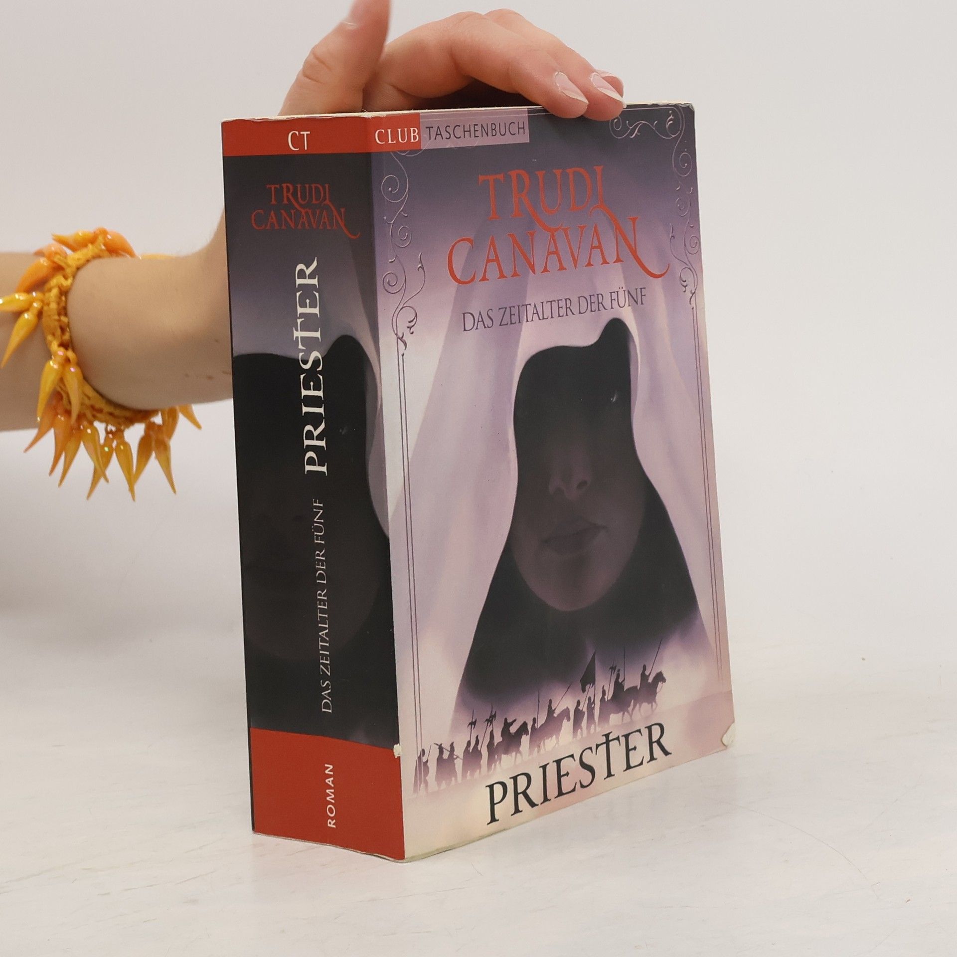 Trudi Canavan Priester