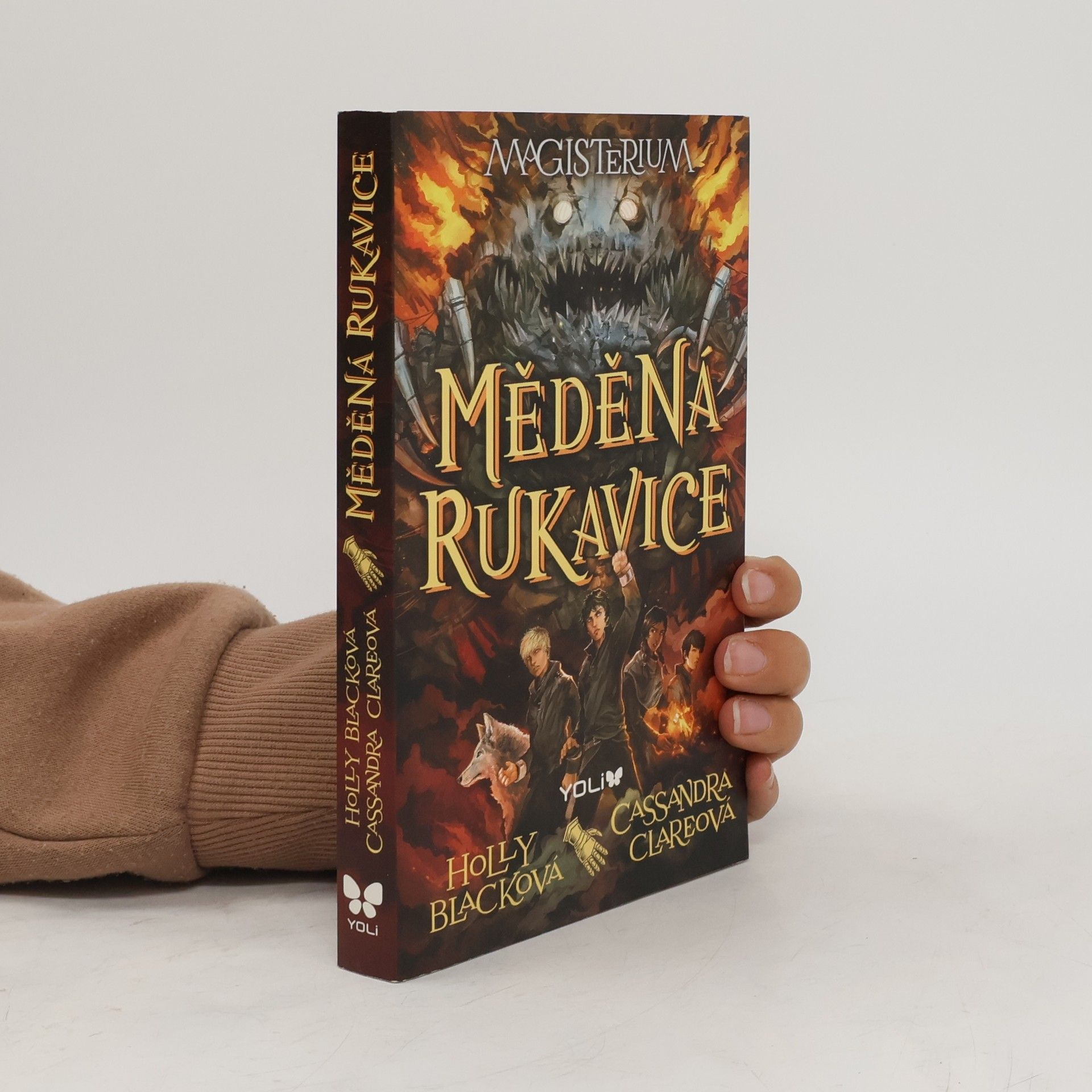 Holly Black Magisterium. Měděná rukavice.