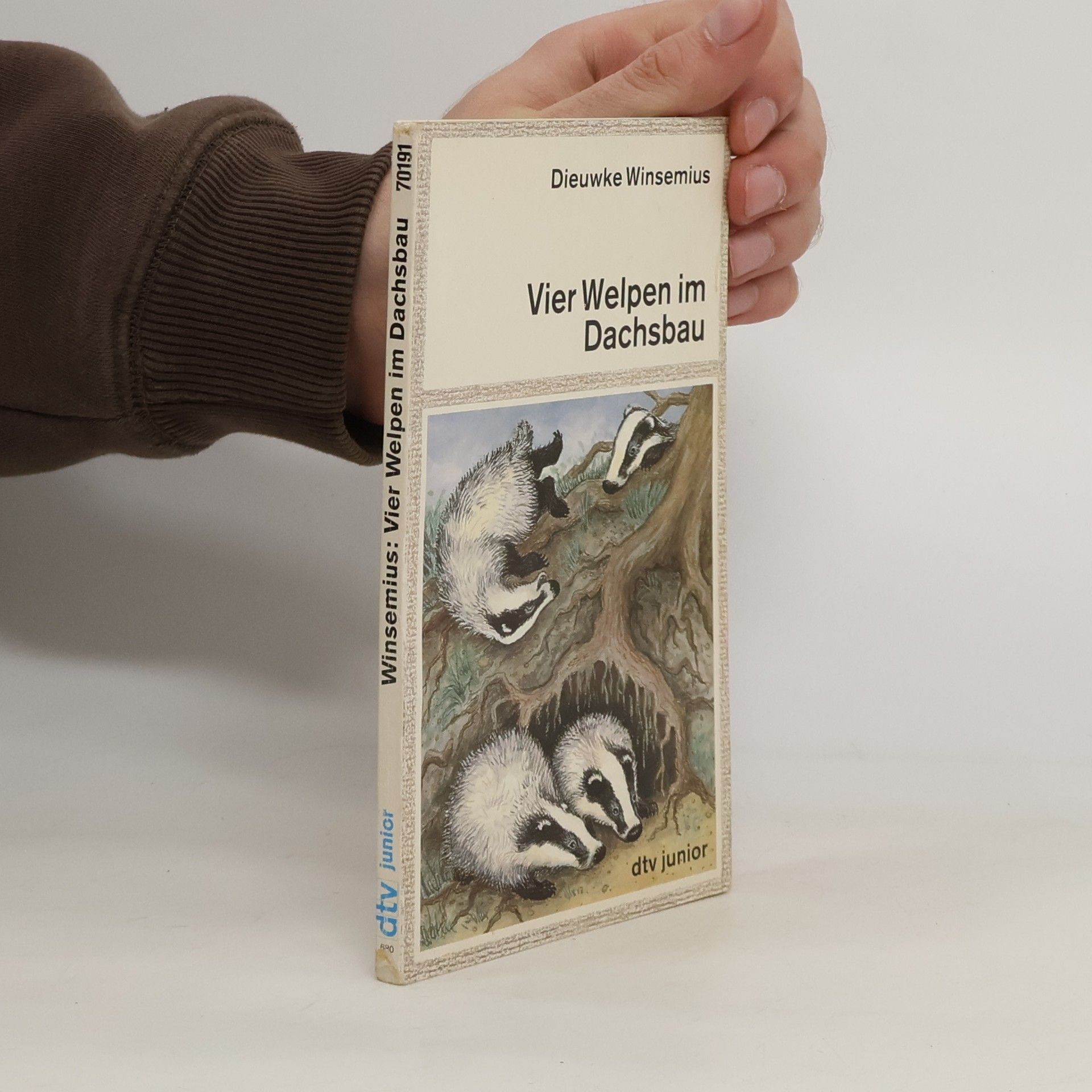 Vier Welpen im Dachsbau