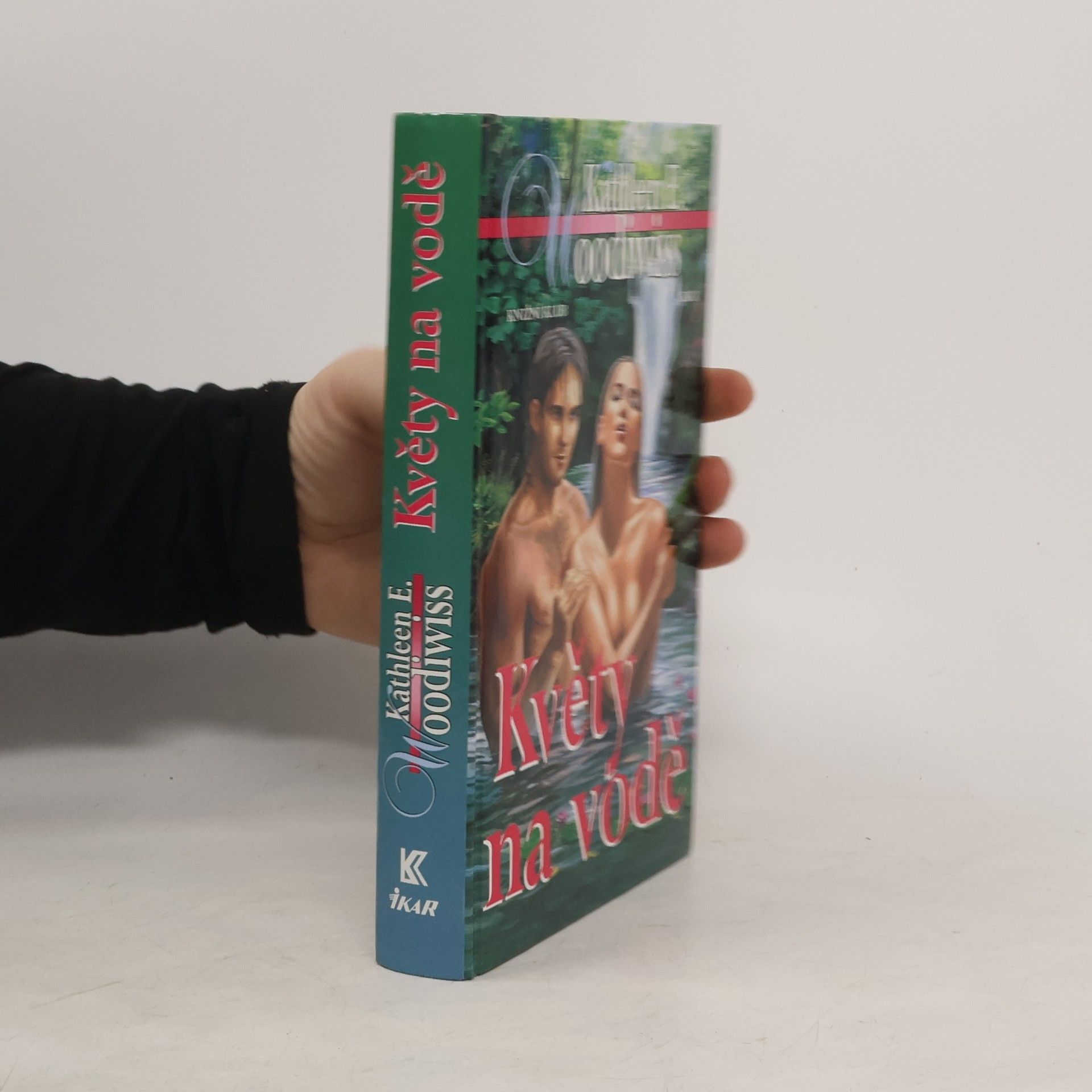 Kathleen Erin Hogg Květy na vodě