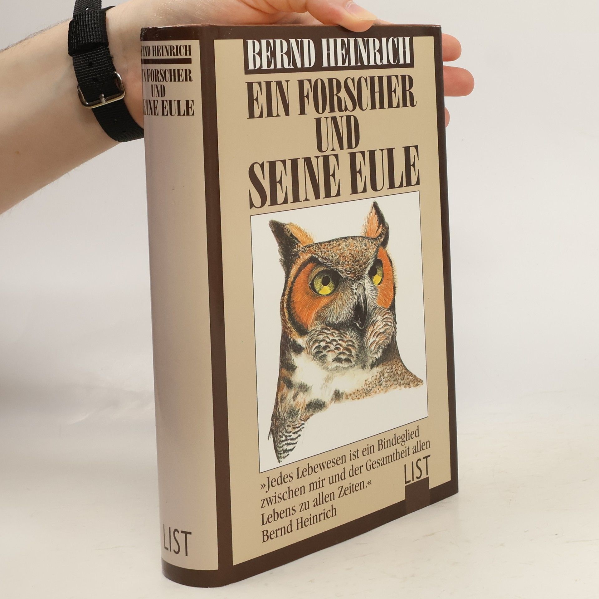 Ein Forscher und seine Eule