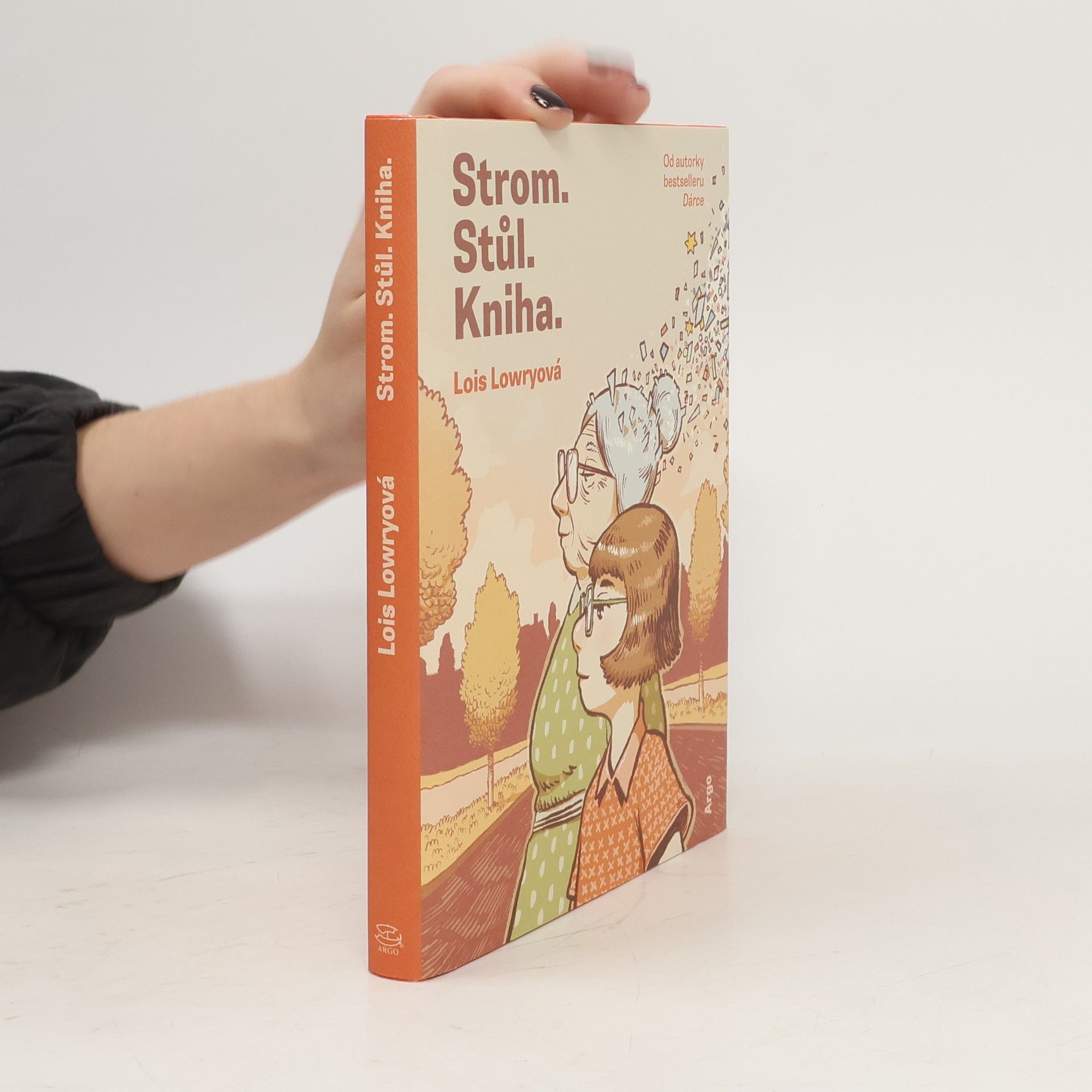 Lois Lowry Strom. Stůl. Kniha.