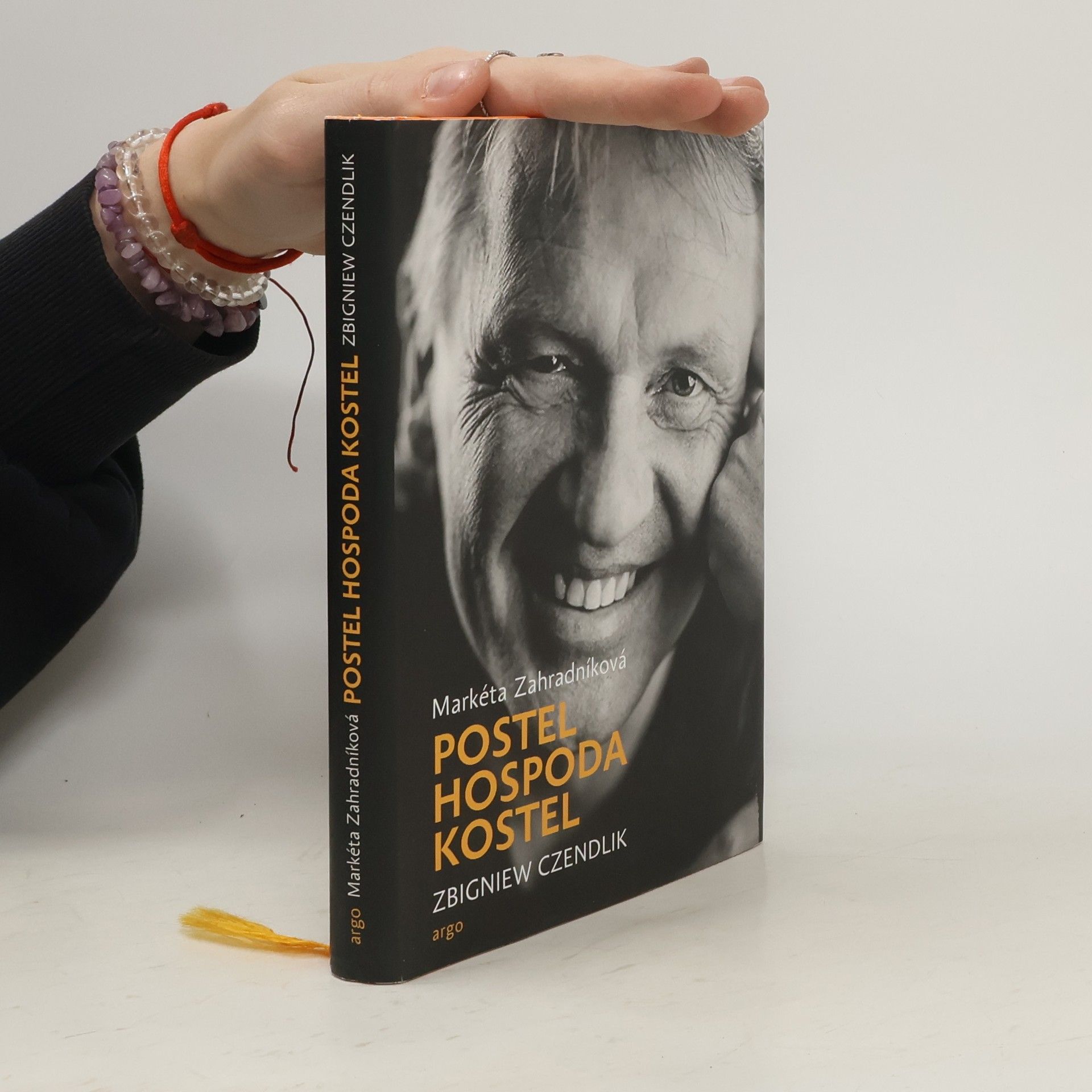 Postel, hospoda, kostel