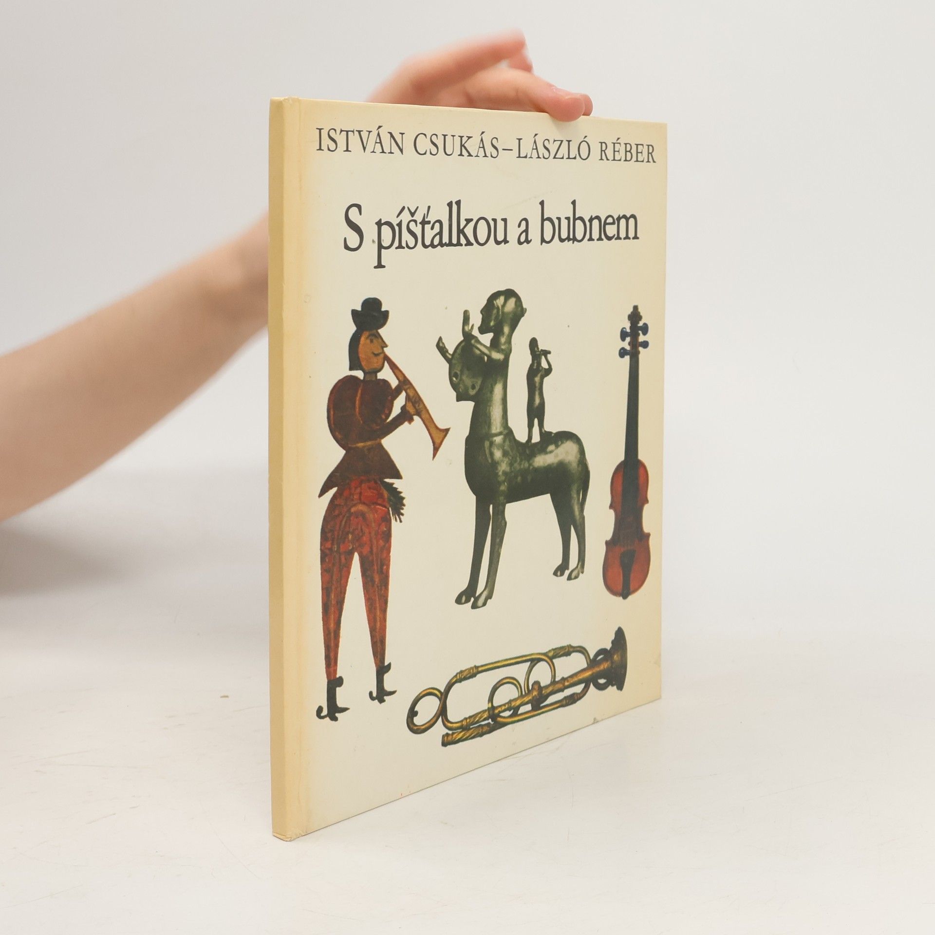 S píšťalkou a bubnem