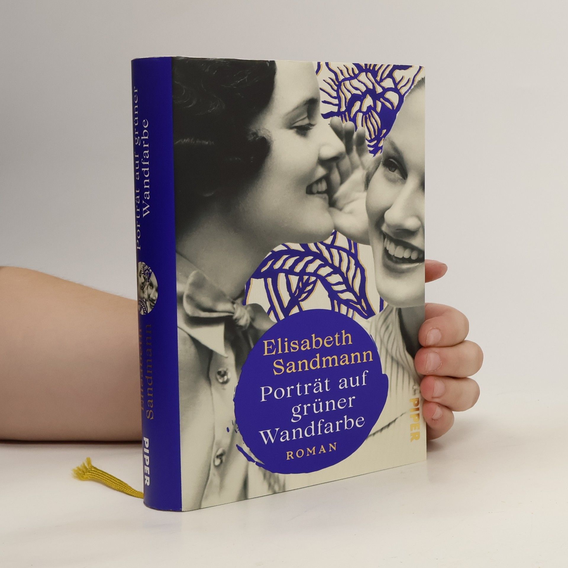 Porträt auf grüner Wandfarbe