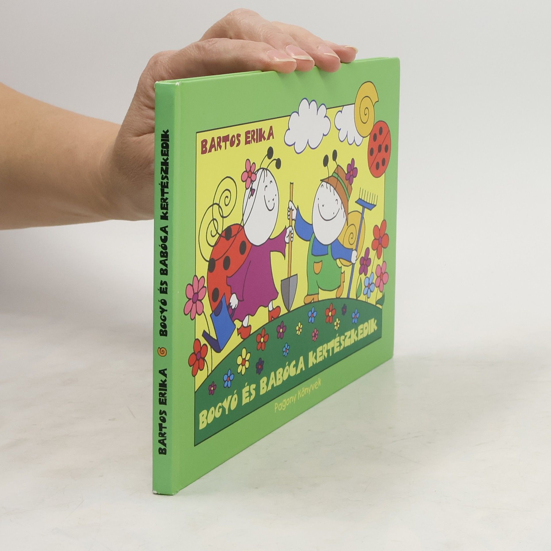 Erika Bartos Bogyó ​és Babóca kertészkedik
