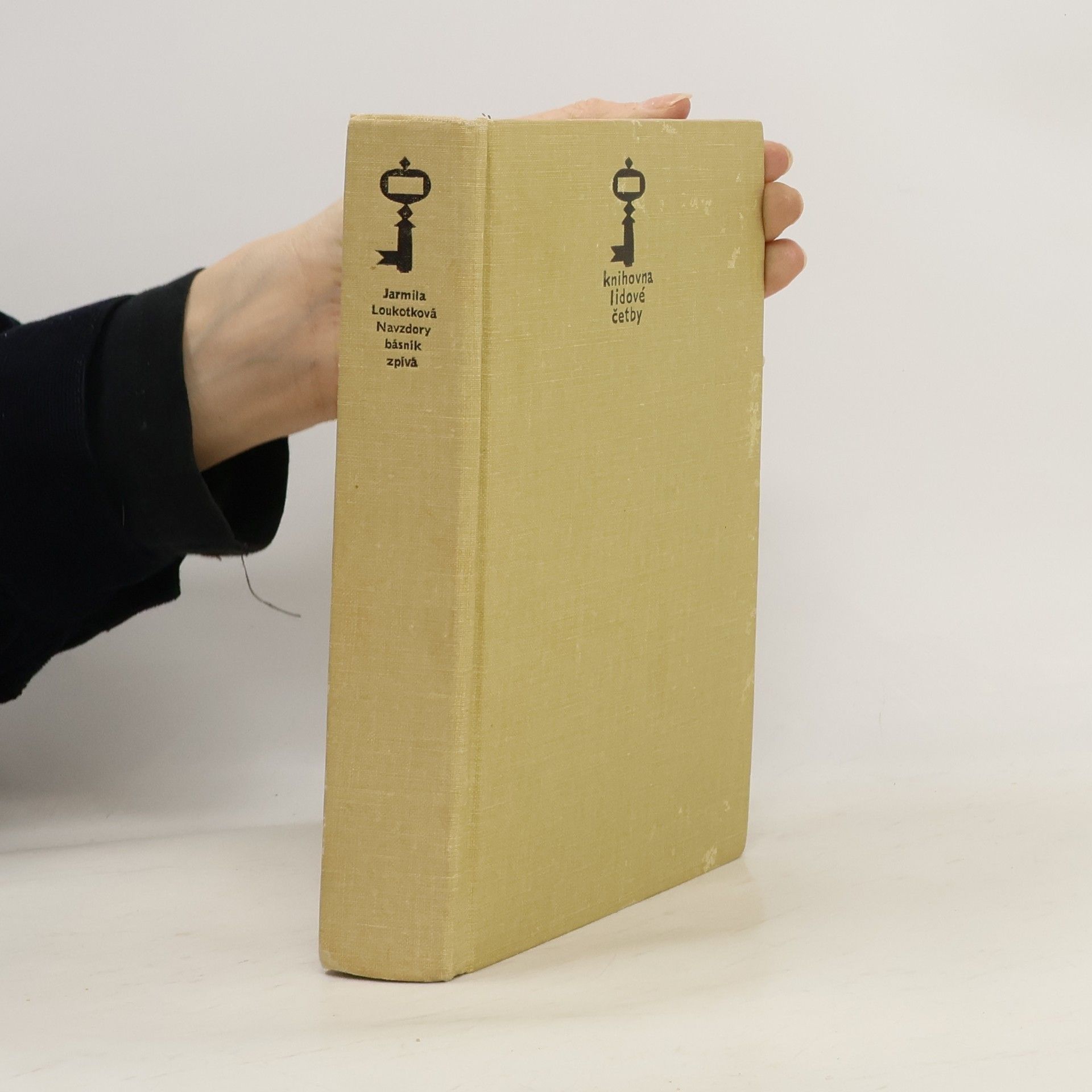 Jarmila Loukotková Navzdory básník zpívá