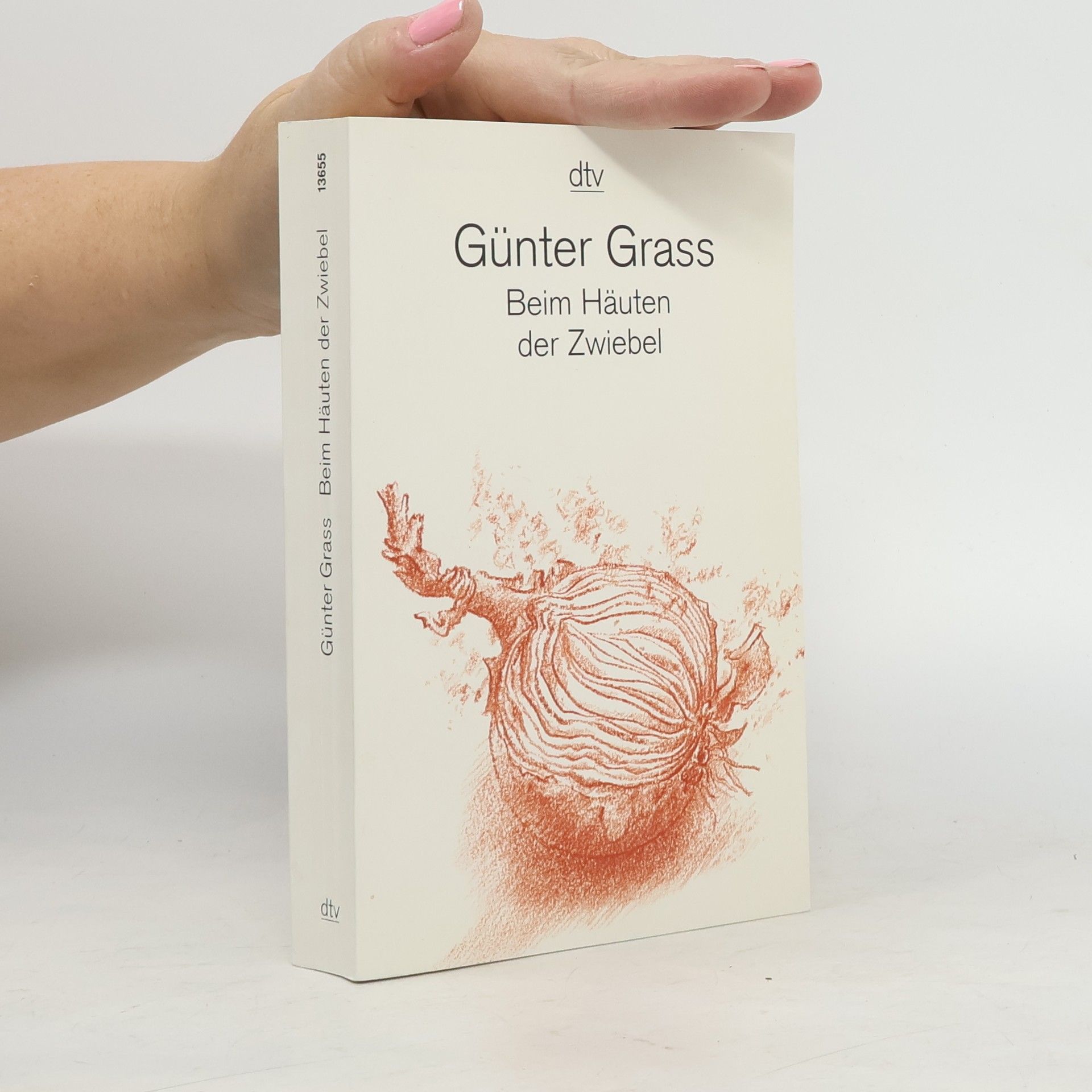 Beim Häuten der Zwiebel