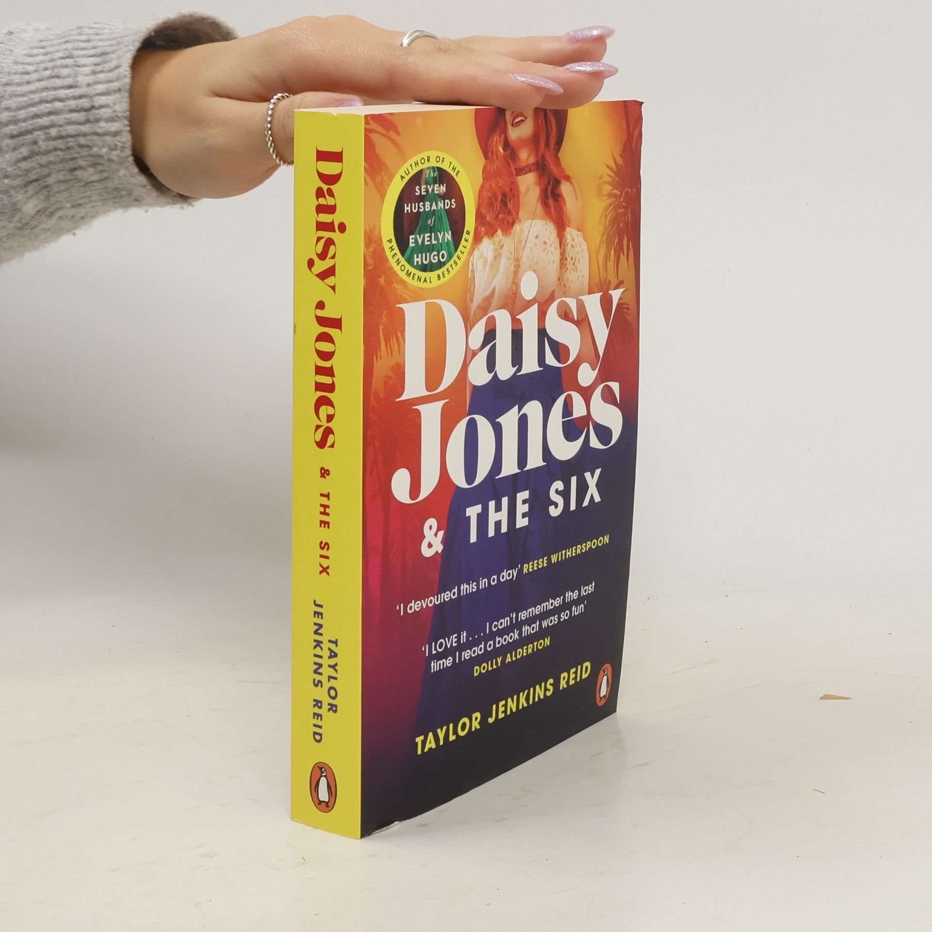 Taylor Jenkins Reid Daisy Jones & The Six