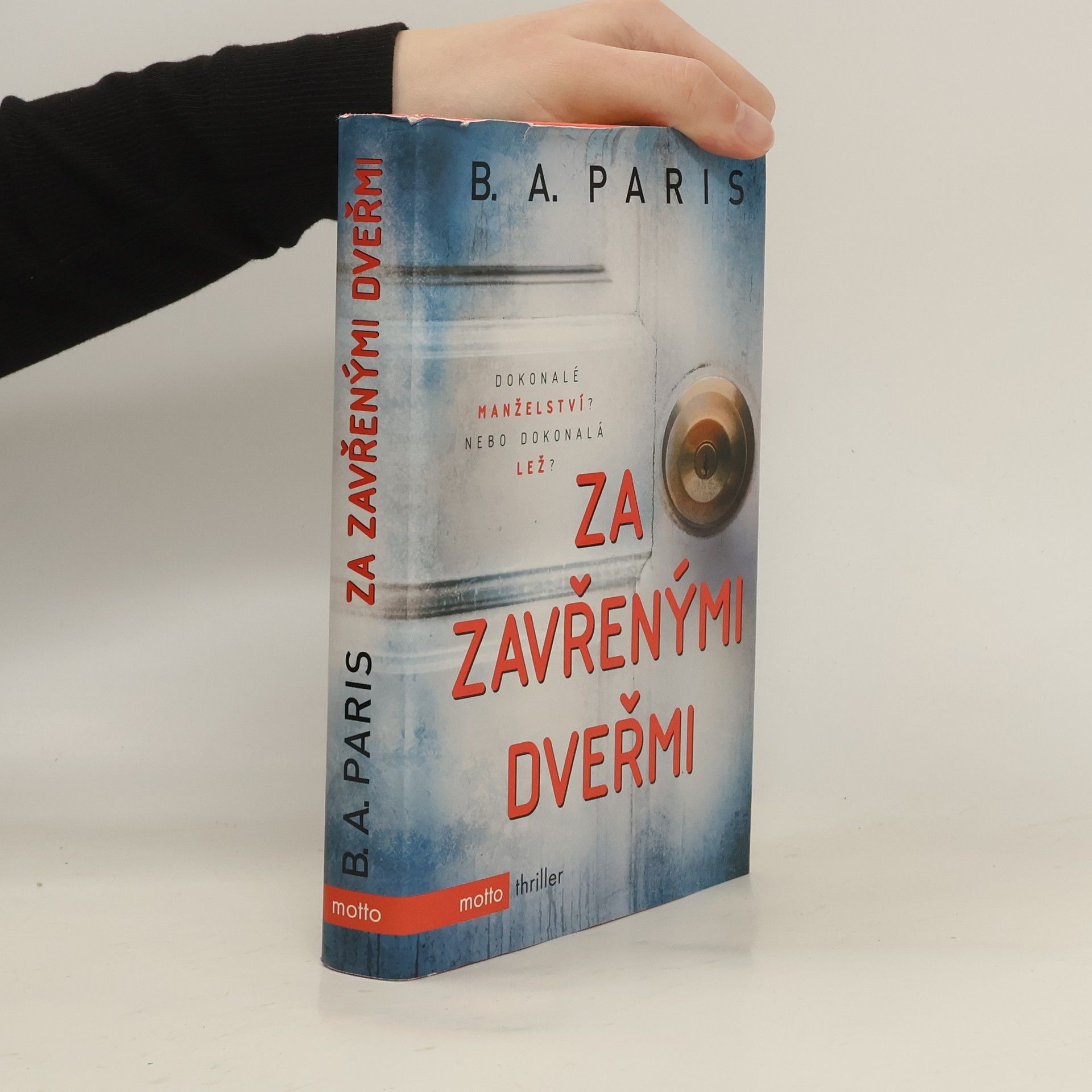 B. A. Paris Za zavřenými dveřmi
