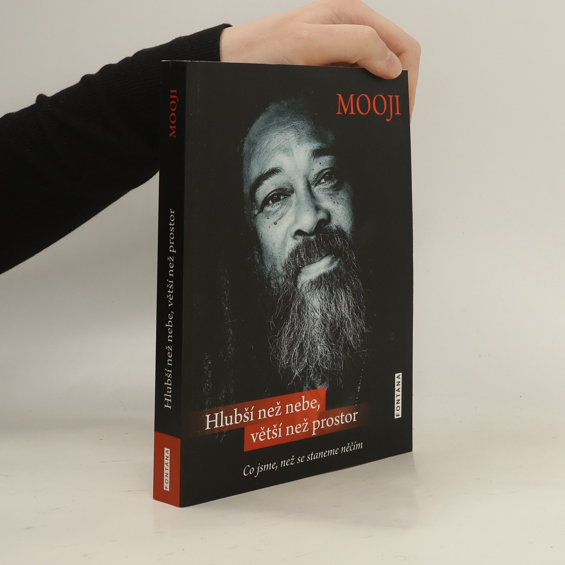 Hlubší než nebe, větší než prostor. Co jsme, než se staneme něčím