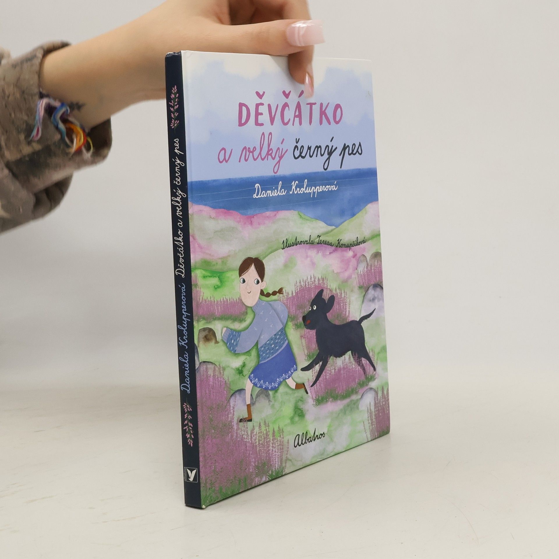 Děvčátko a velký černý pes