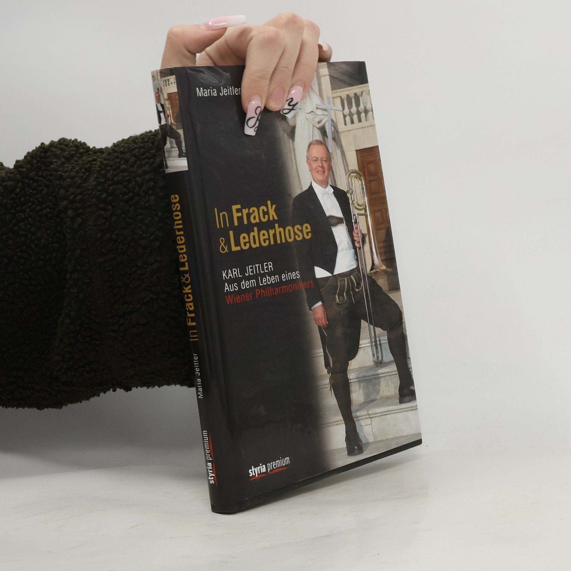 Anna Maria Jeitler In Frack und Lederhose