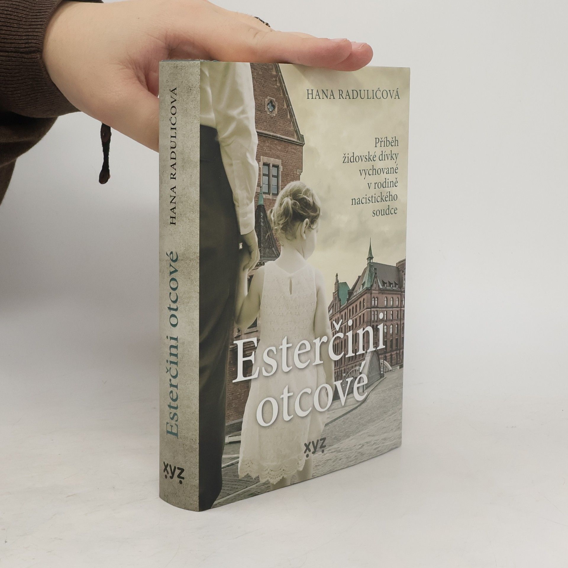 Hana Radulić Esterčini otcové : příběh židovské dívky vychované v rodině nacistického soudce