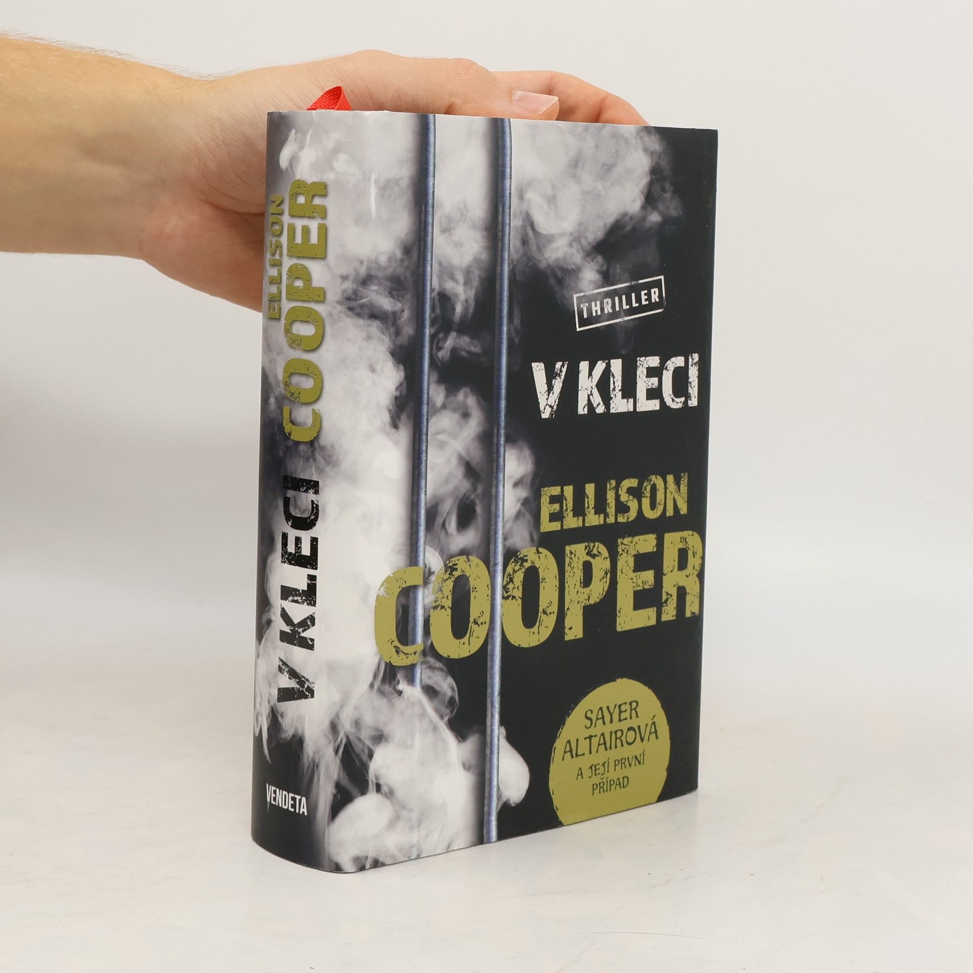 Ellison Cooper V kleci