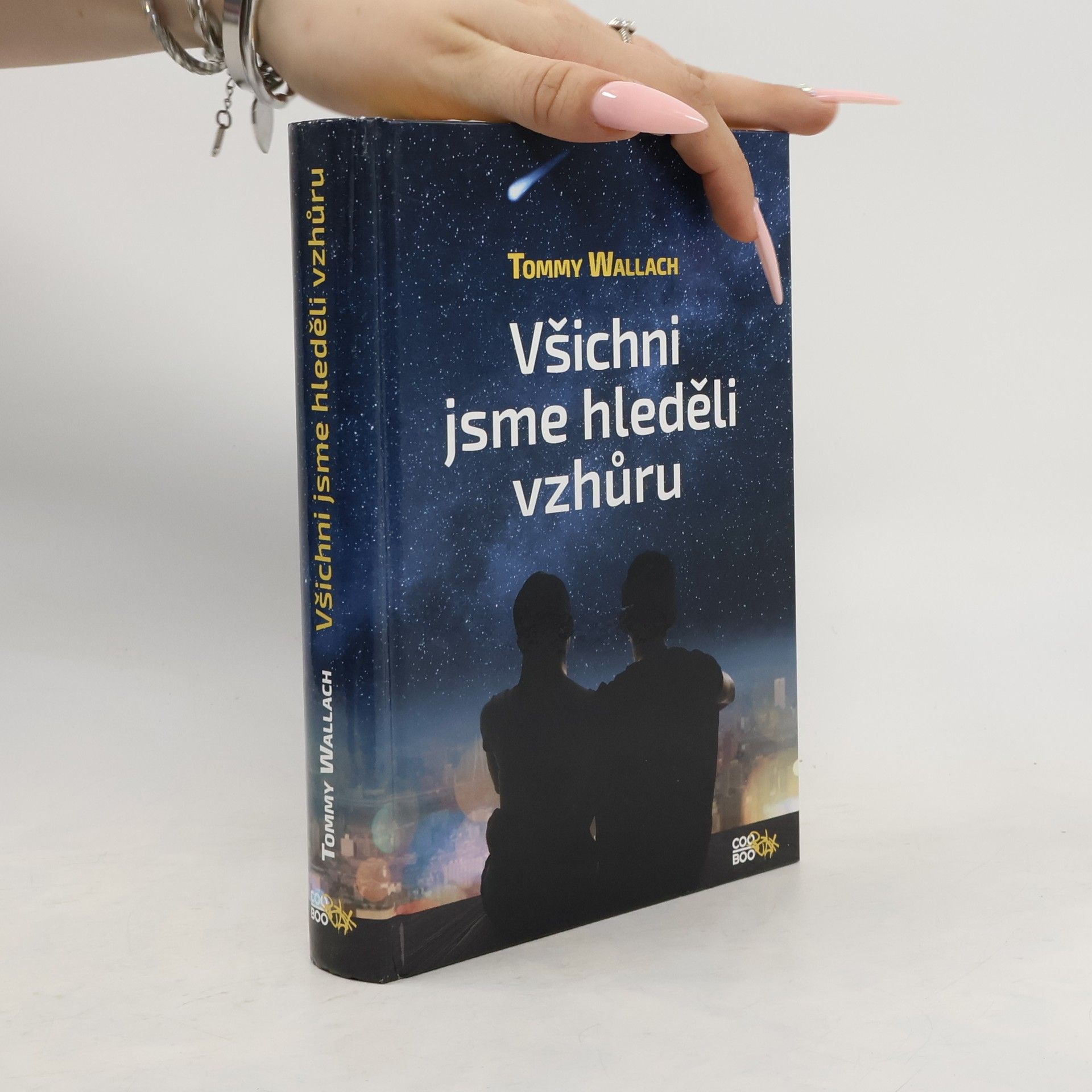 Tommy Wallach Všichni jsme hleděli vzhůru