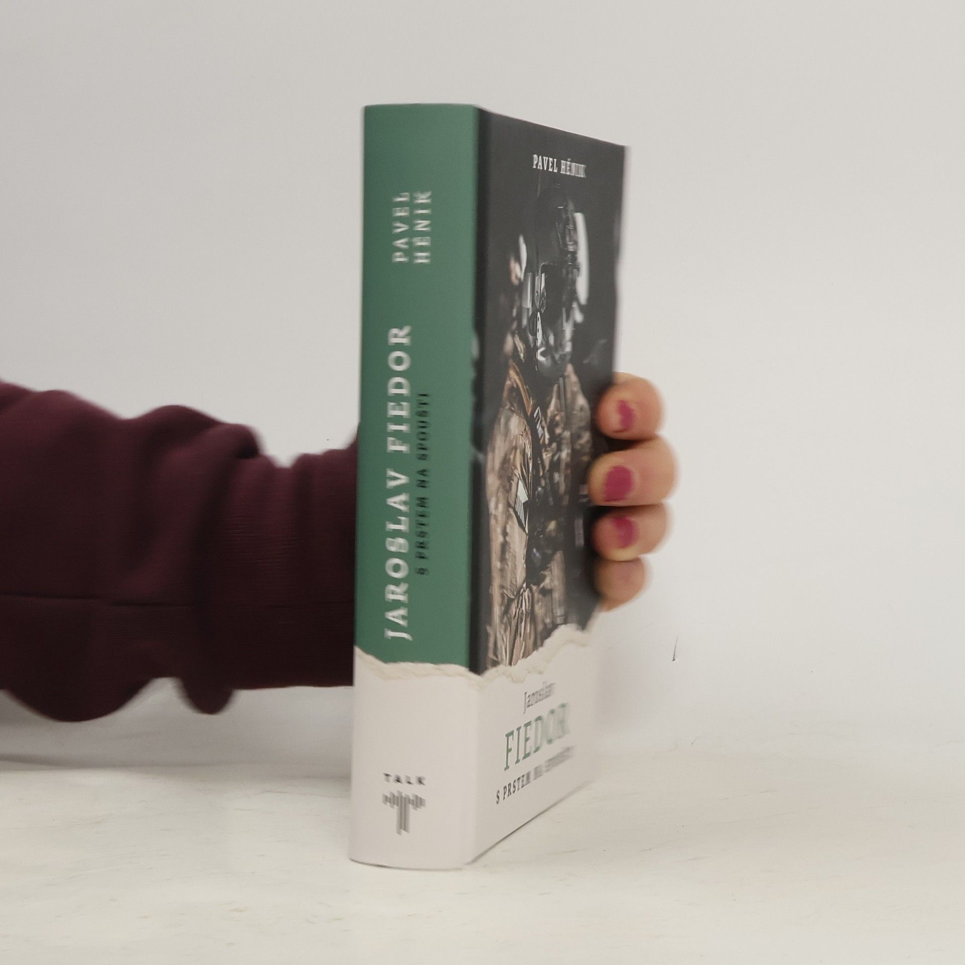 S prstem na spoušti