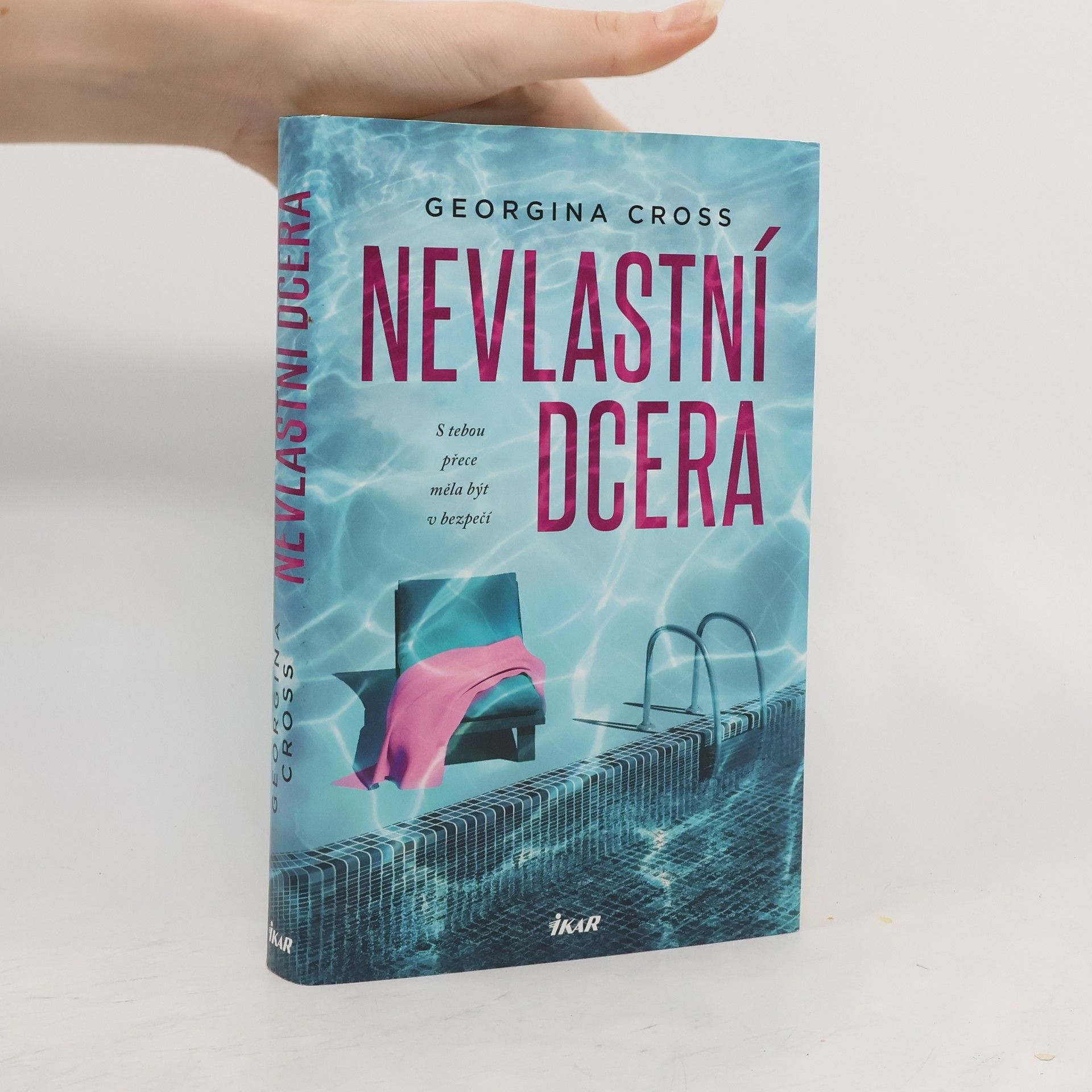 Georgina Cross Nevlastní dcera