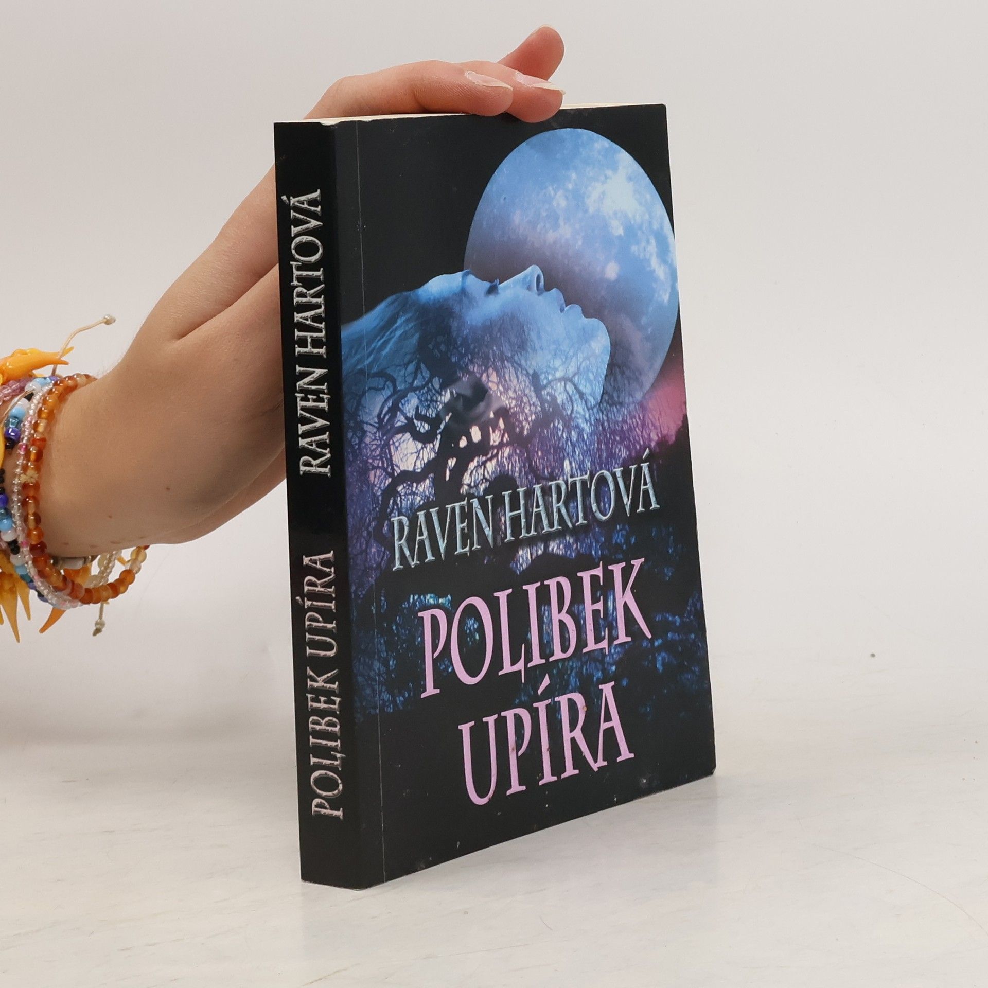 Raven Hart Polibek upíra