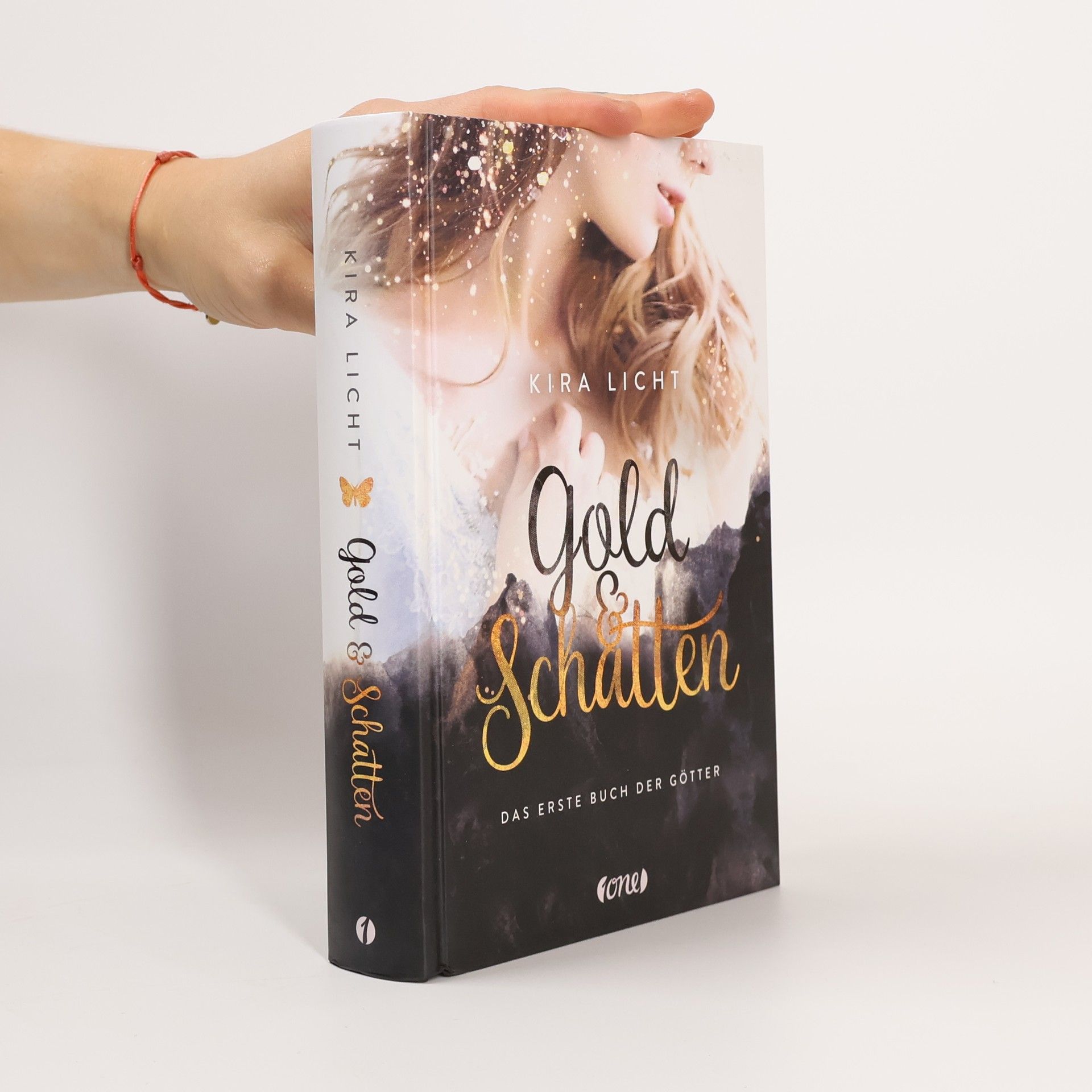 Kira Licht Gold und Schatten