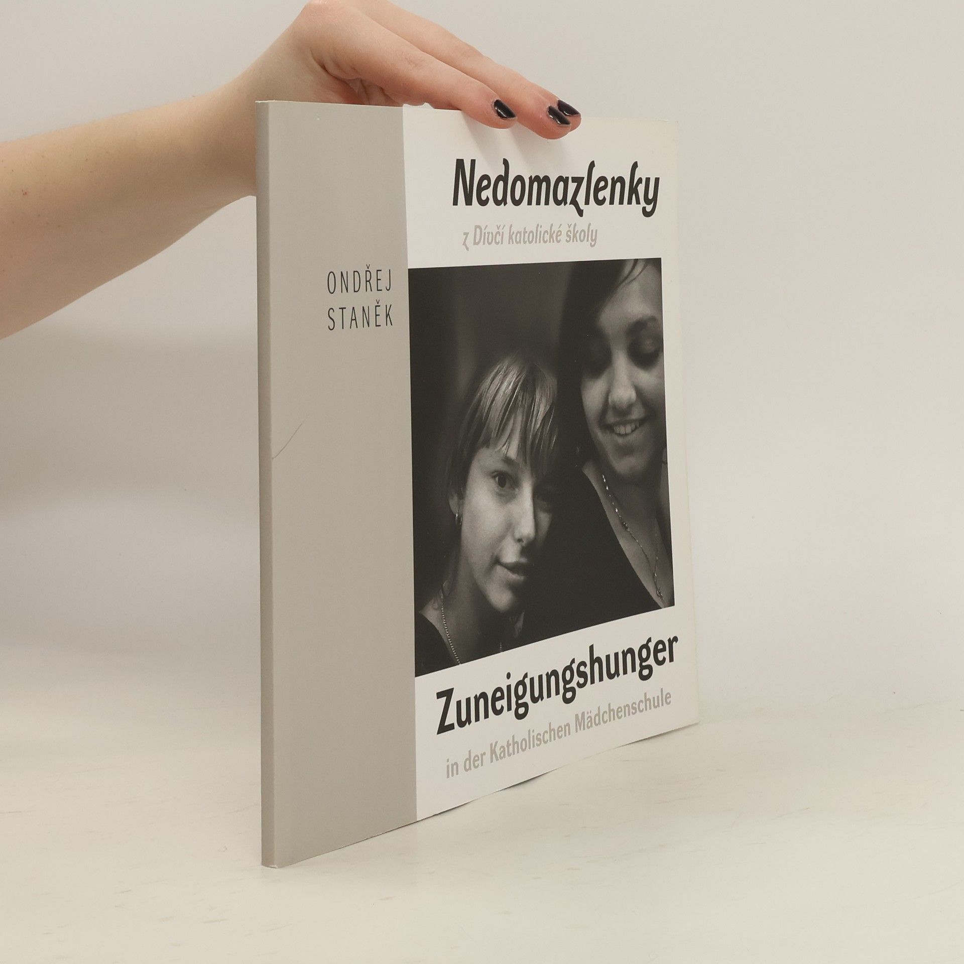 Ondřej Staněk Nedomazlenky z Dívčí katolické školy. Zuneigungshunger in der Katholischen Mädchenschule