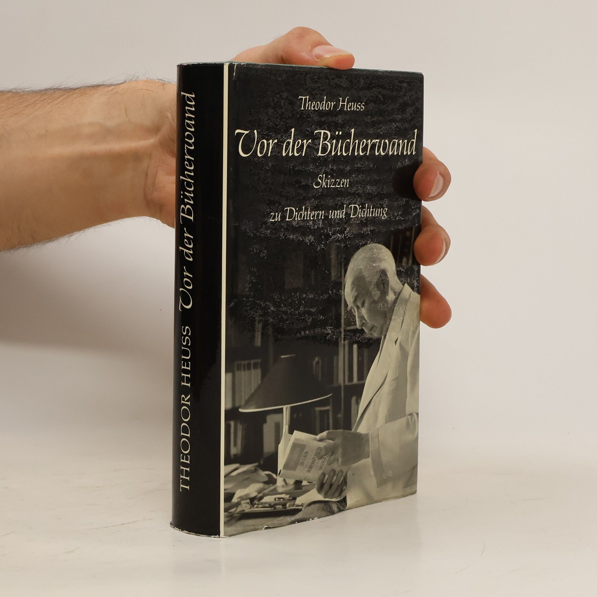 Theodor Heuss Vor der Bücherwand