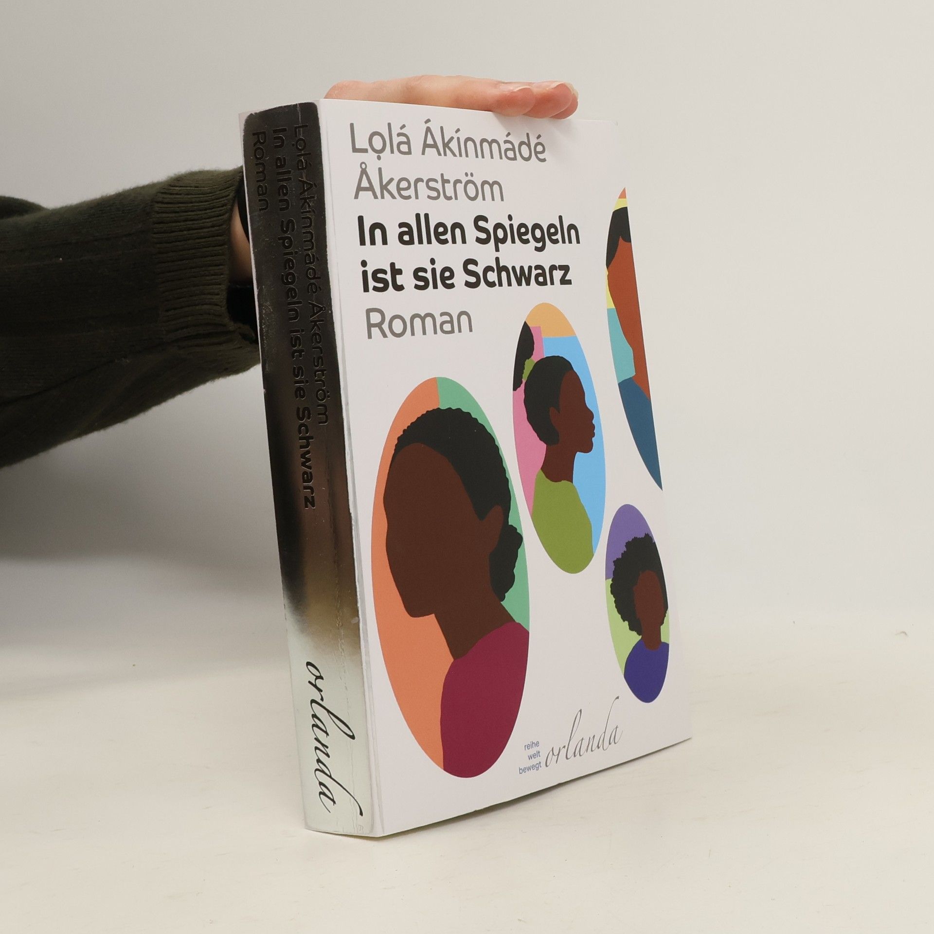 Lolá Ákínmádé Åkerström In allen Spiegeln ist sie Schwarz