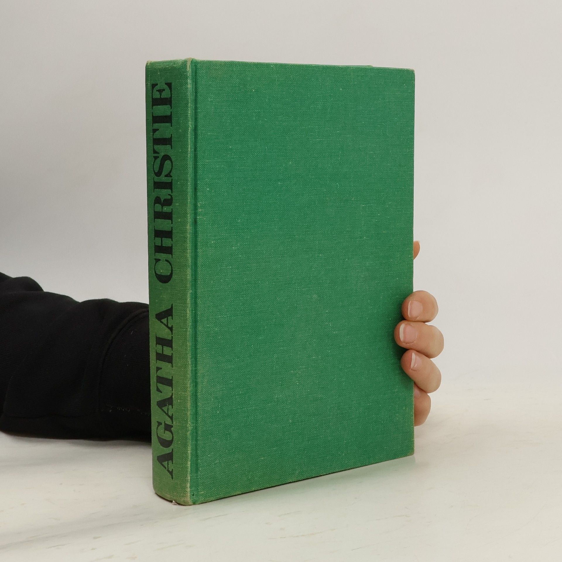 Agatha Christie Zlo pod slnkom. Po pohrebe. Mačka medzi holubmi