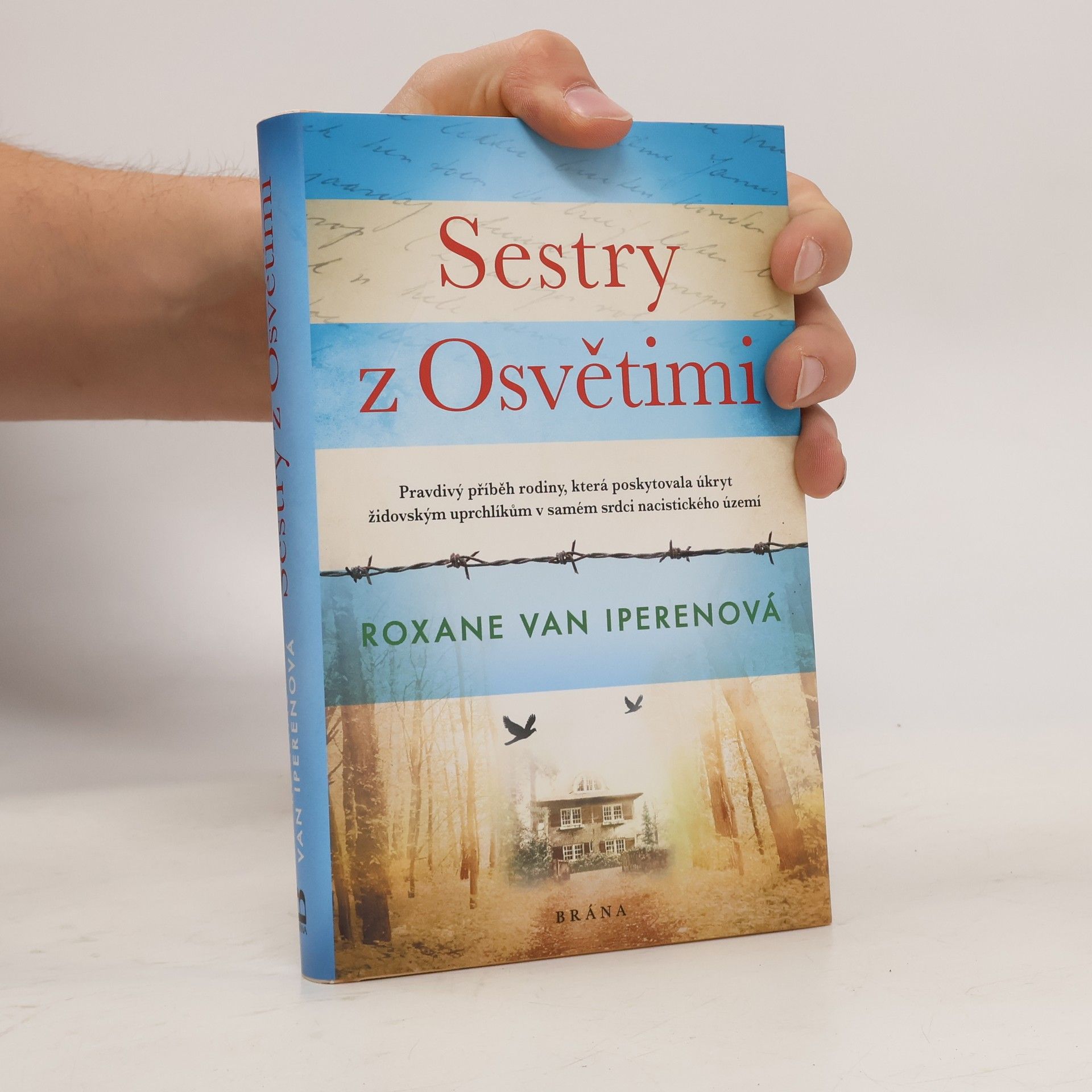 Roxane van Iperen Sestry z Osvětimi. Pravdivý příběh rodiny, která poskytovala úkryt židovským uprchlíkům v samém srdci nacistického území