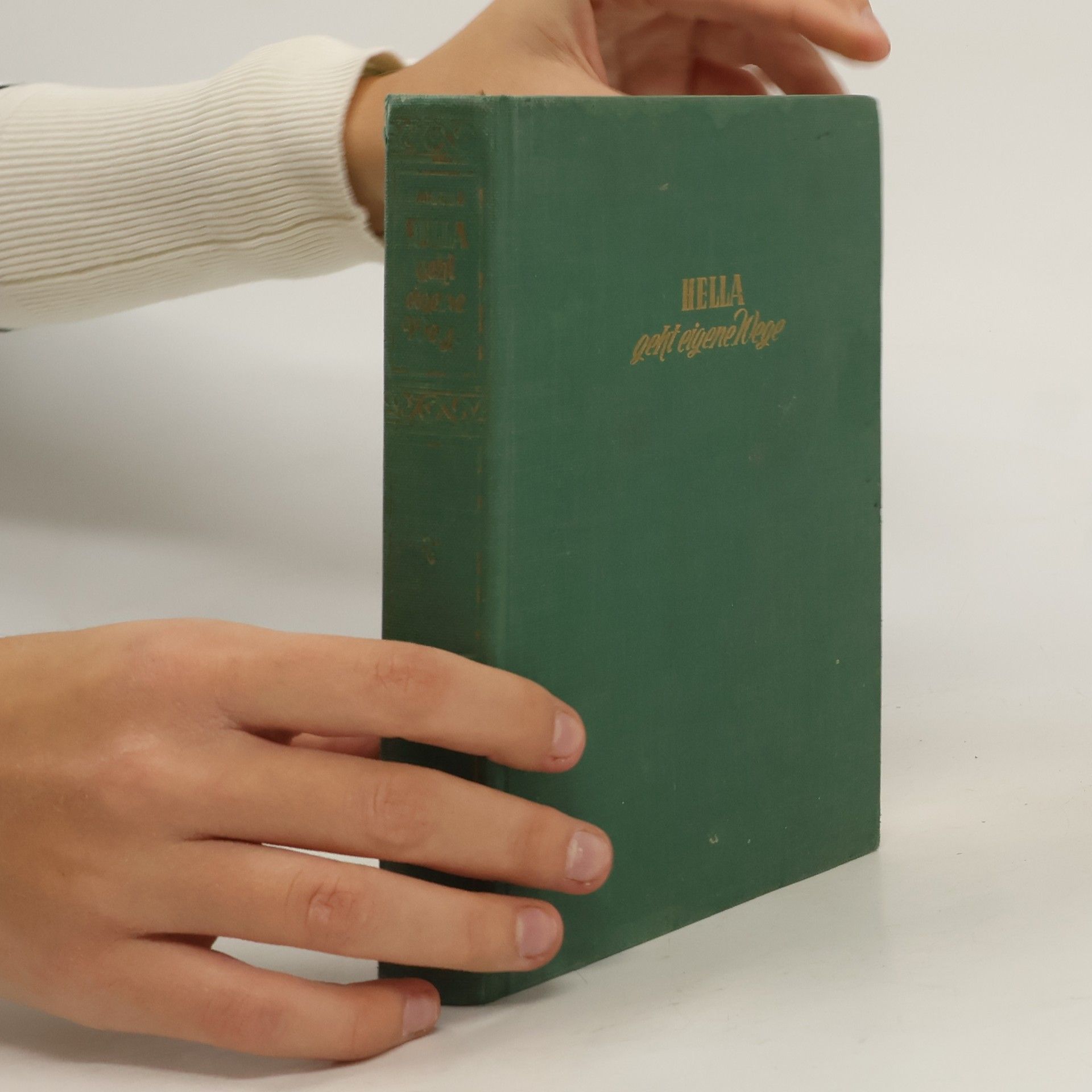 Hella geht eigene Wege