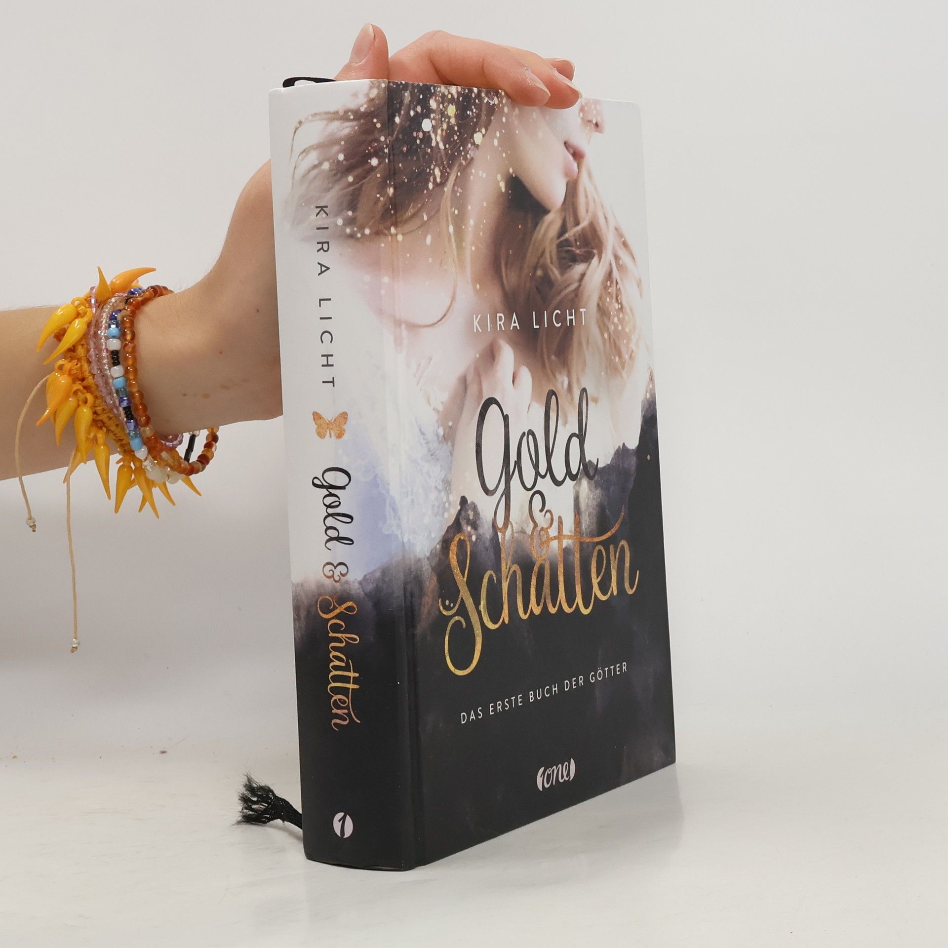 Kira Licht Gold und Schatten