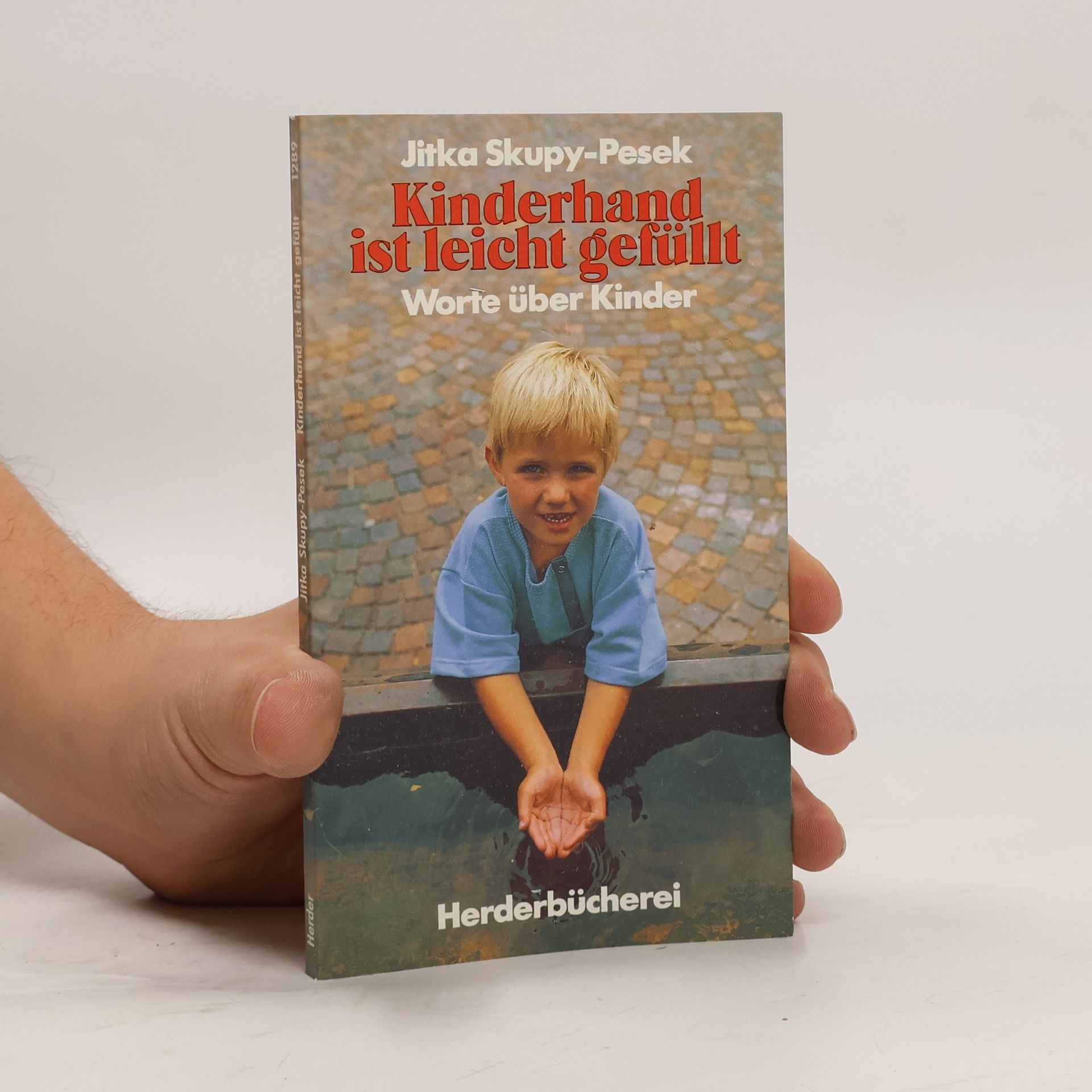 Jitka Skupy-Pesek Kinderhand ist leicht gefüllt