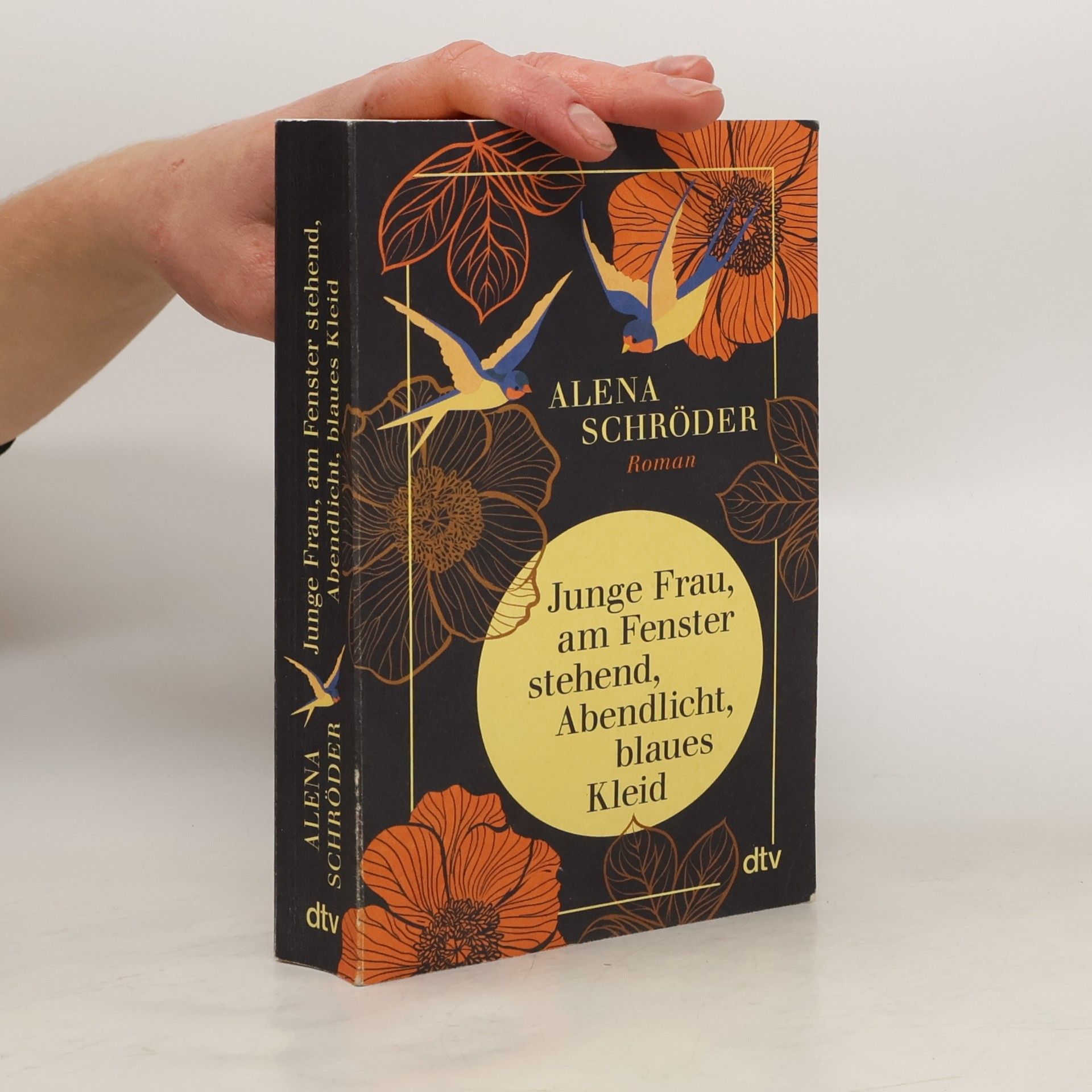 Alena Schröder Junge Frau, am Fenster, stehend, Abendlicht, blaues Kleid