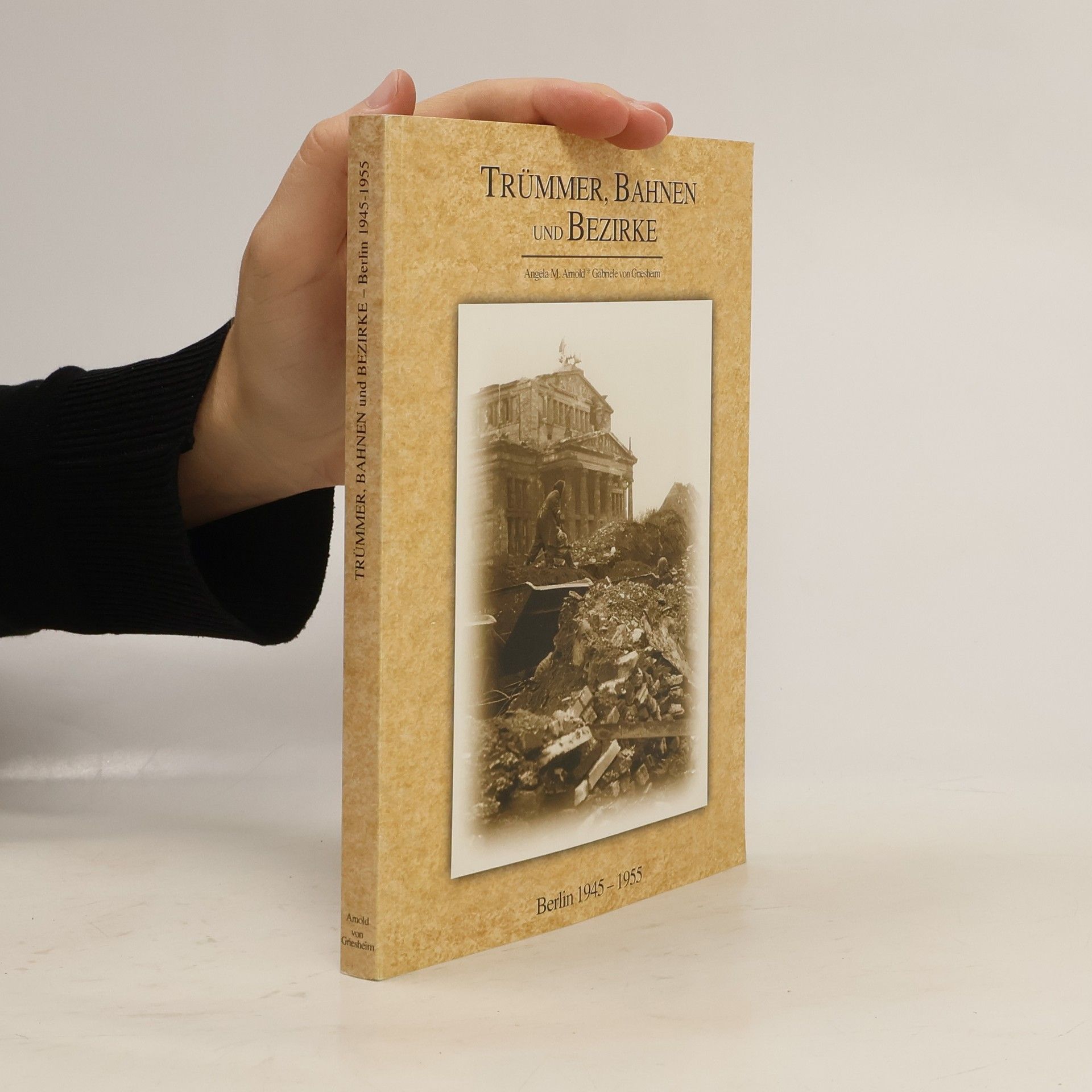 Angela M. Arnold Trümmer, Bahnen und Bezirke