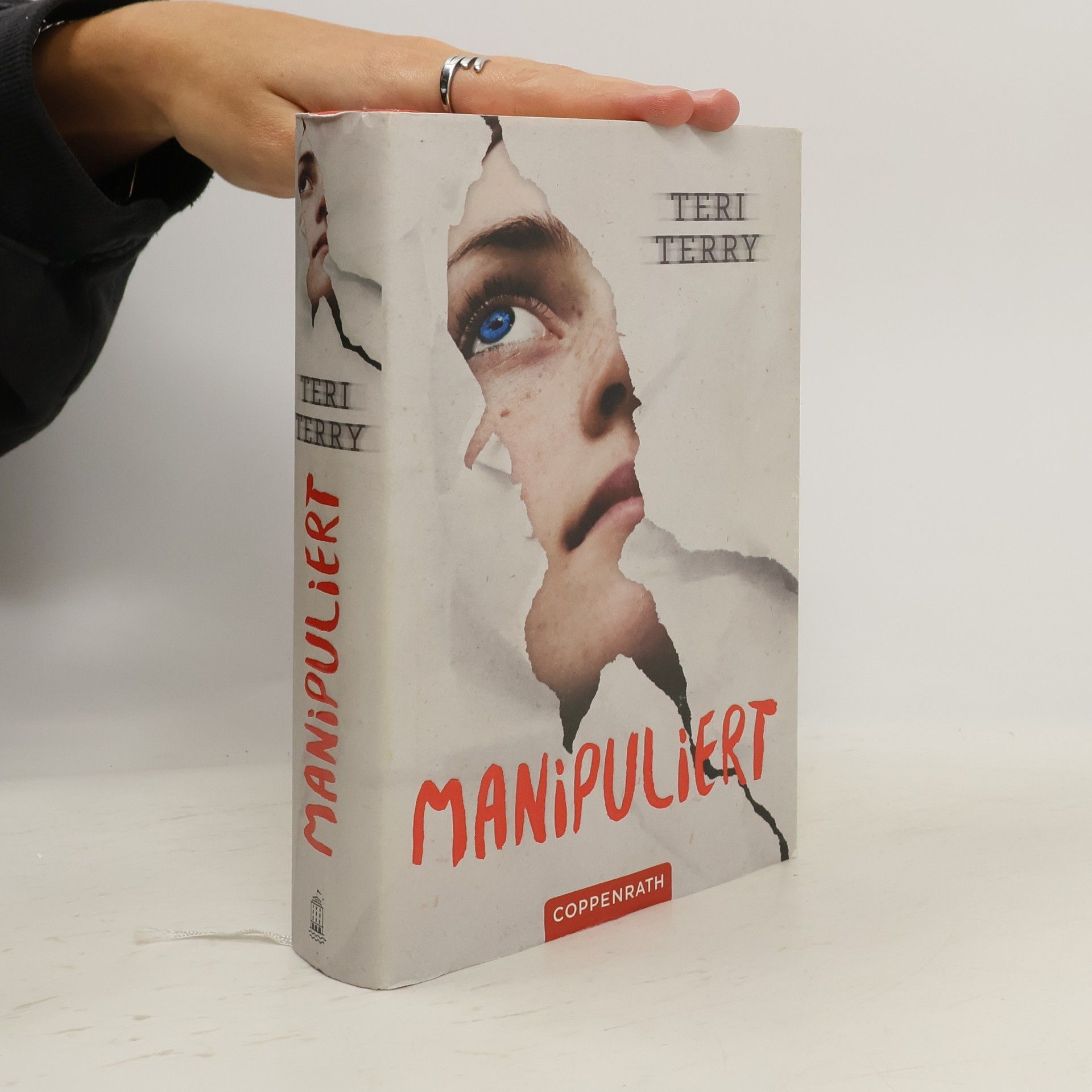 Teri Terry Manipuliert