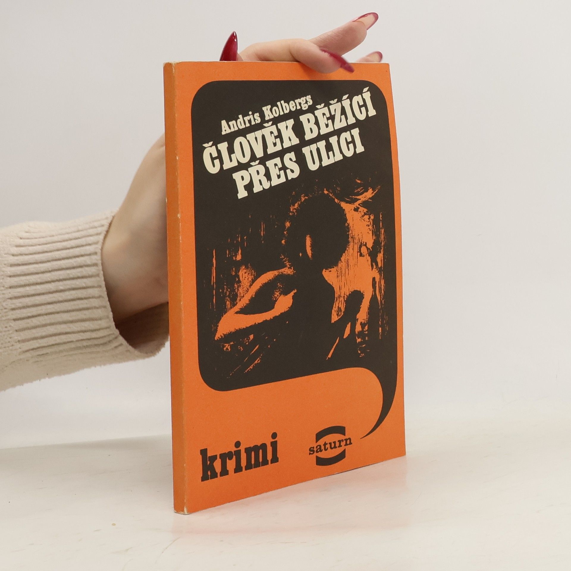 Člověk běžící přes ulici